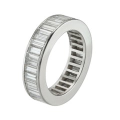 Un anello eternity con diamanti incastonati su tutto il giro