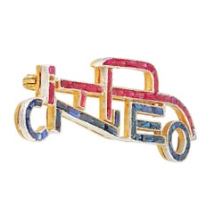 Una spilla a forma di auto disegnata da Guy de Vadimon per Citroën