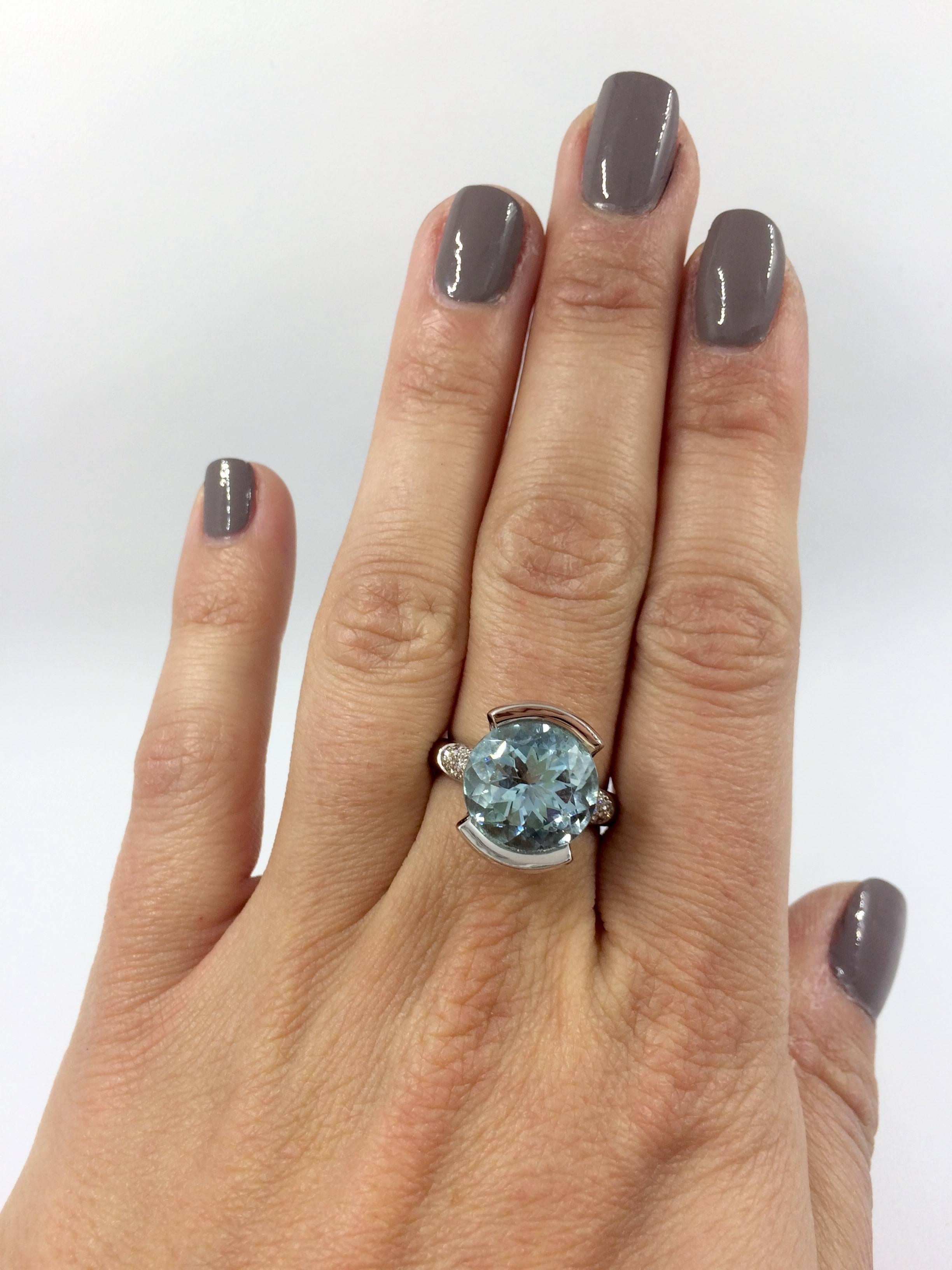A white gold ring set in the middle with an aquamarine surrounded by 12 brilliant cut diamonds.
Total Diamond Weight: 0,24 carat
Aquamarine Weight: 6 carat
Net Weight: 8,50 grams
Finger Size: 6.5 (can be sized)