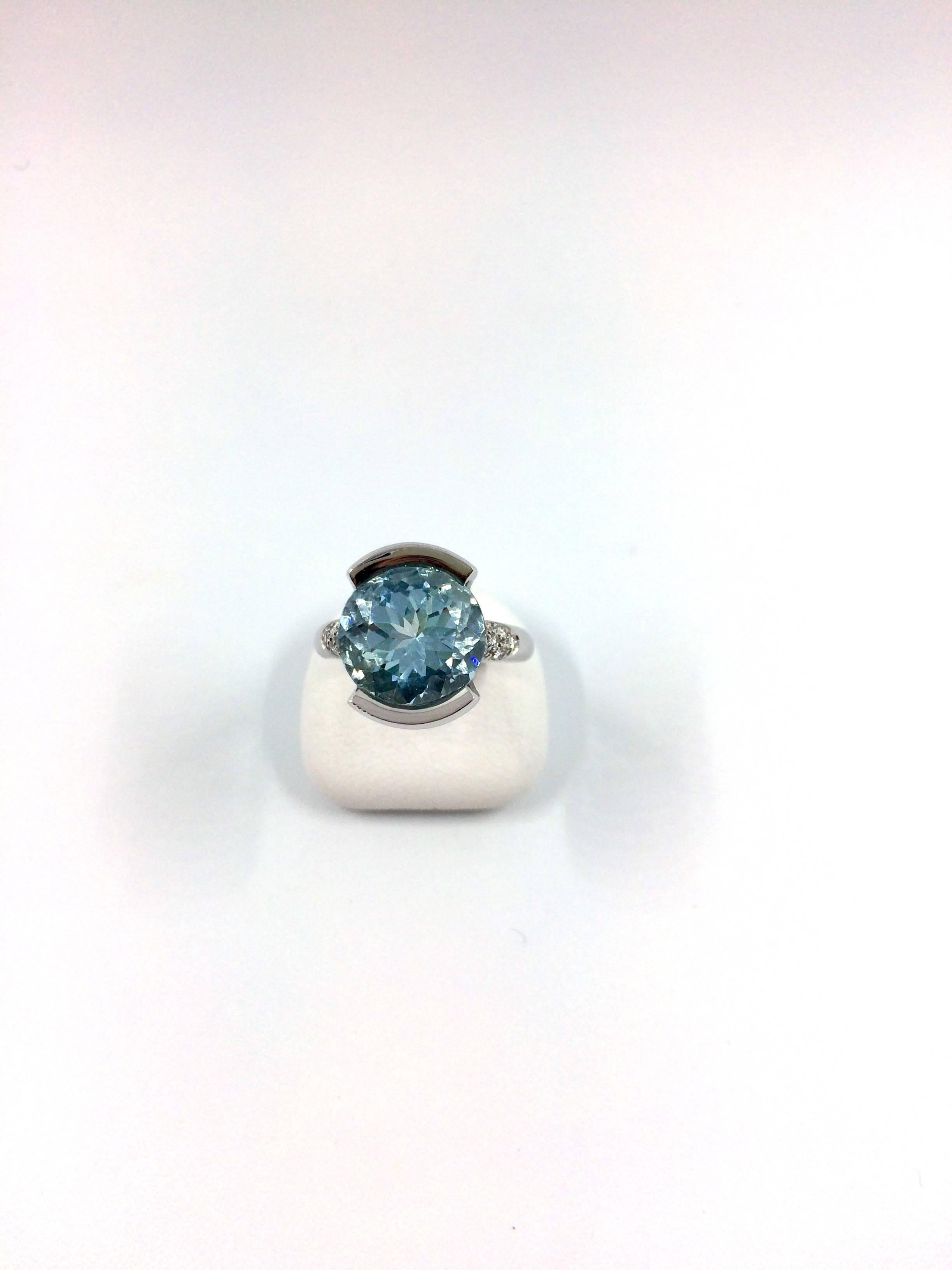 Women's 6 Carat Aquamarine Diamond Gold Ring For Sale
