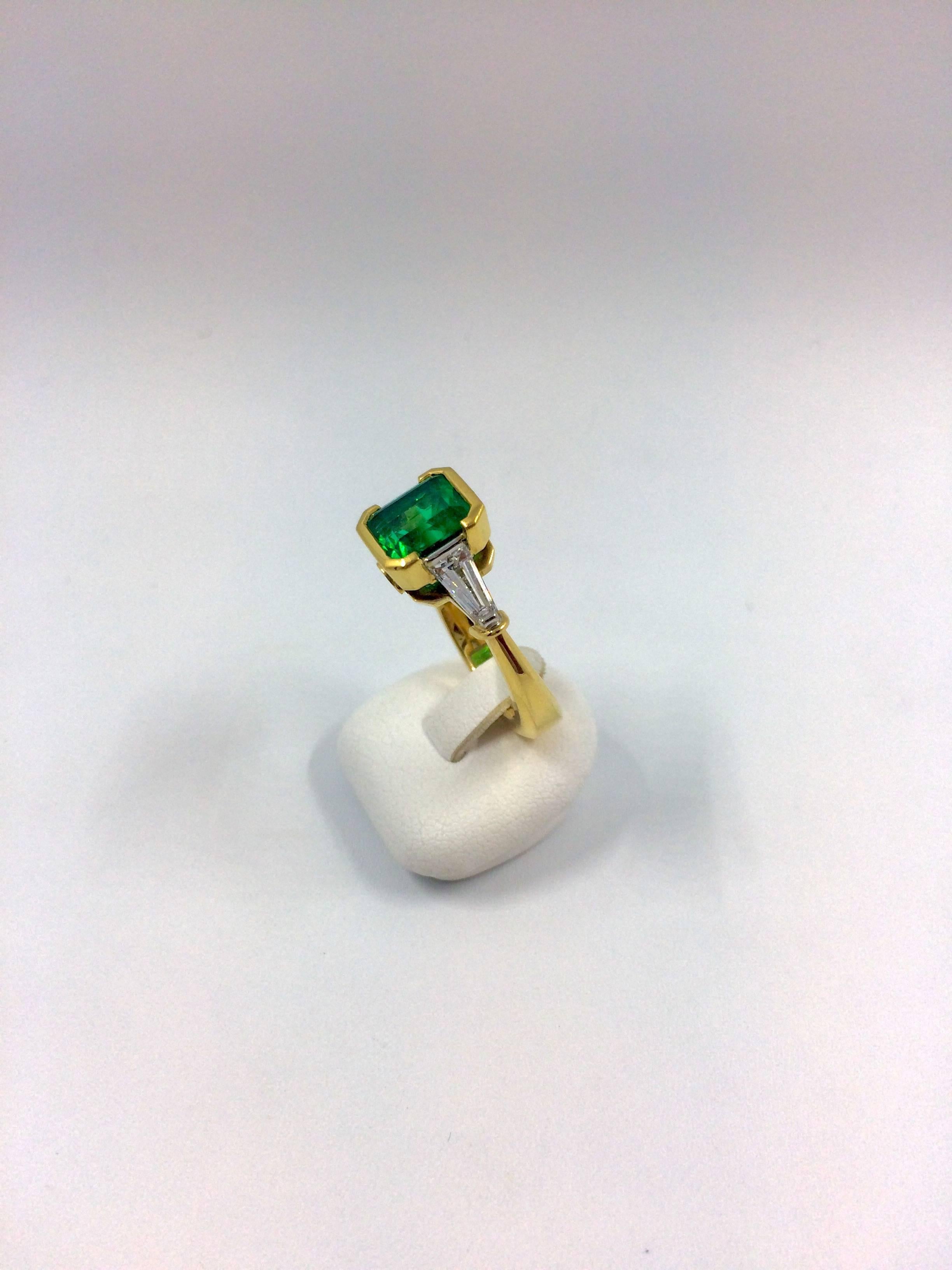 Women's 2.97 Carat Colombian Emerald Diamond Gold Ring For Sale