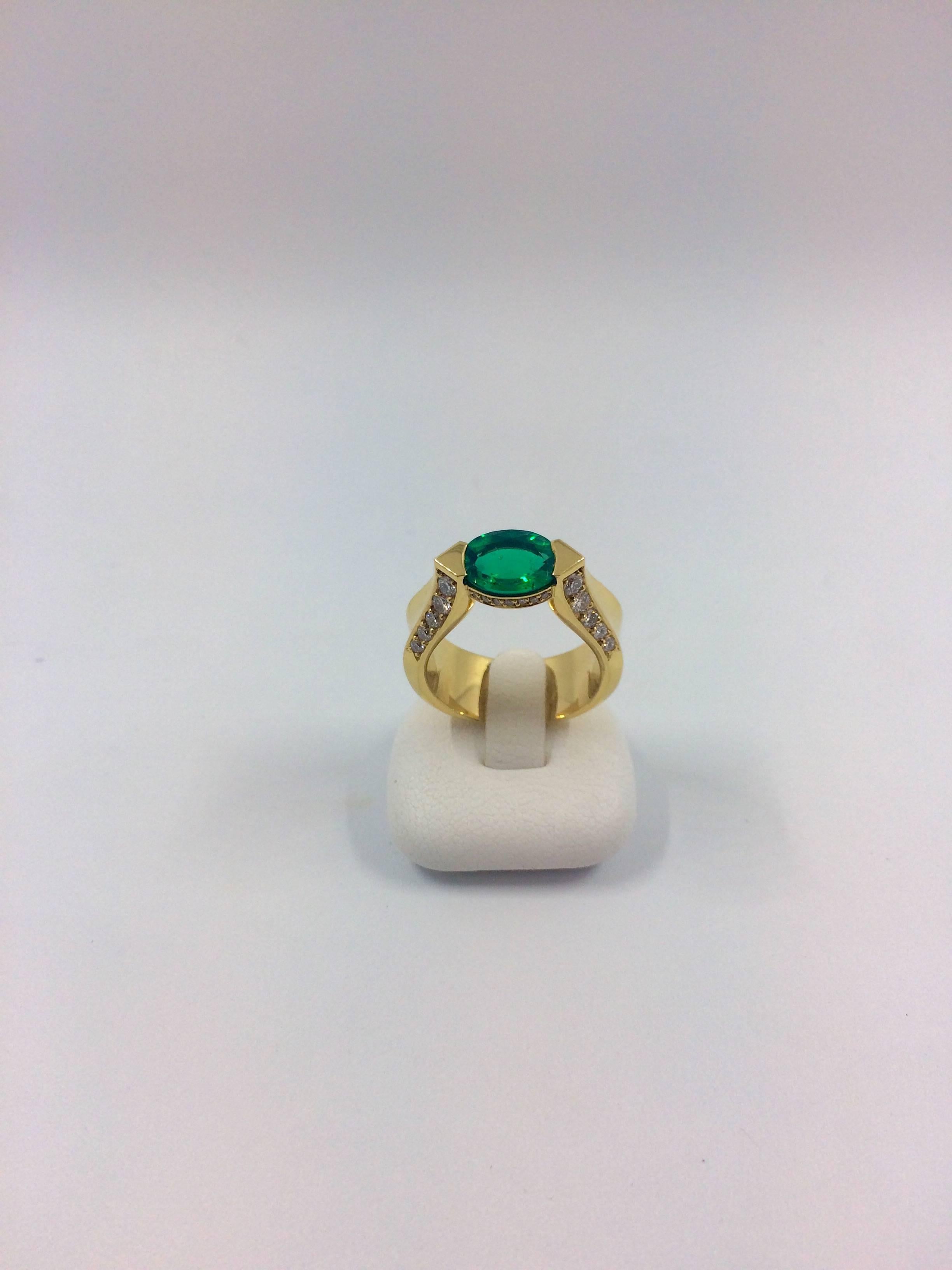 An exceptional yellow gold ring set in the middle with an emerald surrounded by 10 brilliant cut diamonds on each side.
Below the emerald 10 brilliant cut diamonds are setted around the basket.
- Emerald weight: 1.62 carat
- Emerald Origin: