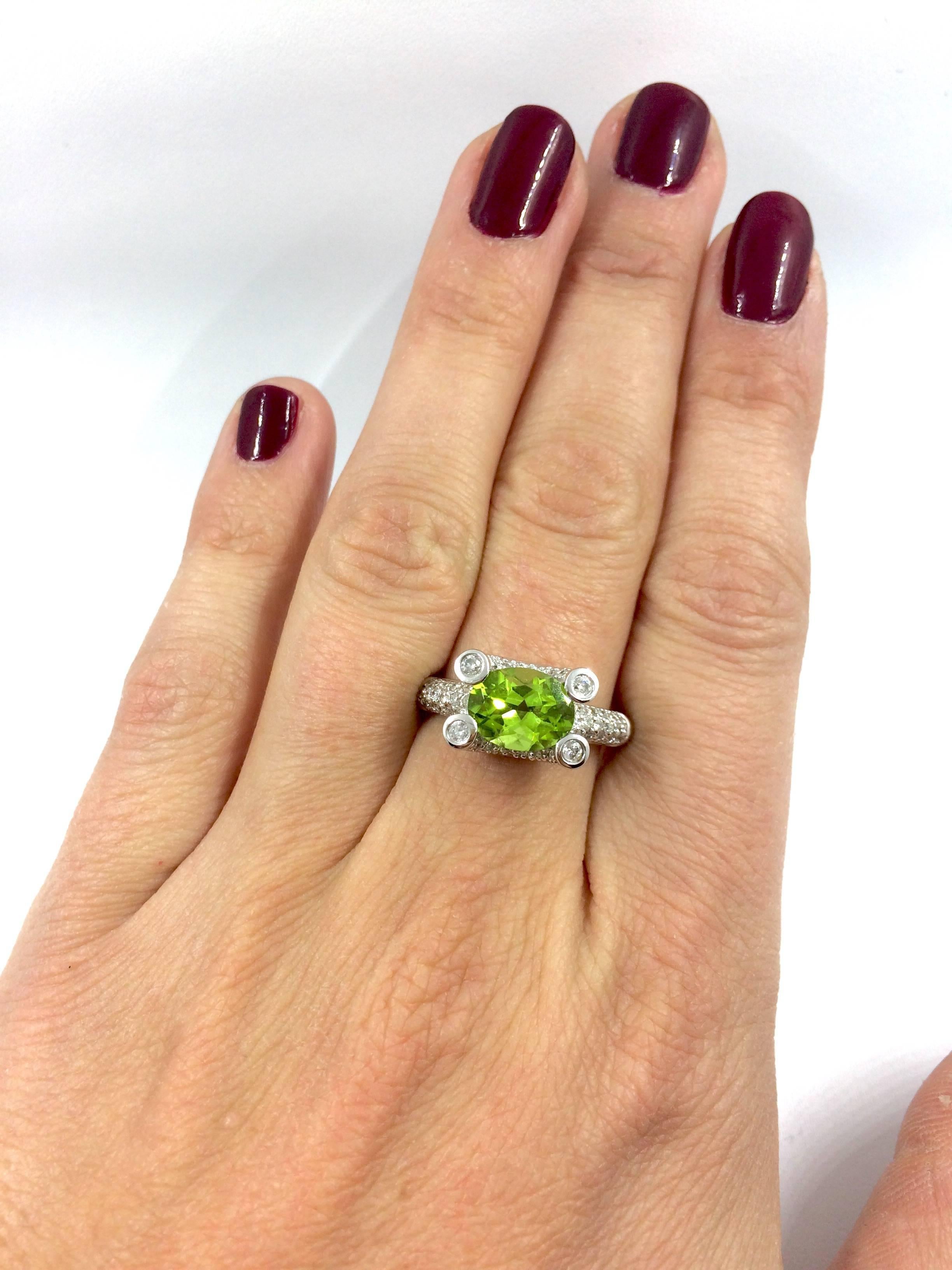 An original white gold ring set in the middle with an exceptional peridot, surrounded by brilliant cut diamonds set on the body of ring and on the peridot's basket. 4 brilliant cut diamonds are setted on the claws.
- Peridot weight: 1.88 carat
-