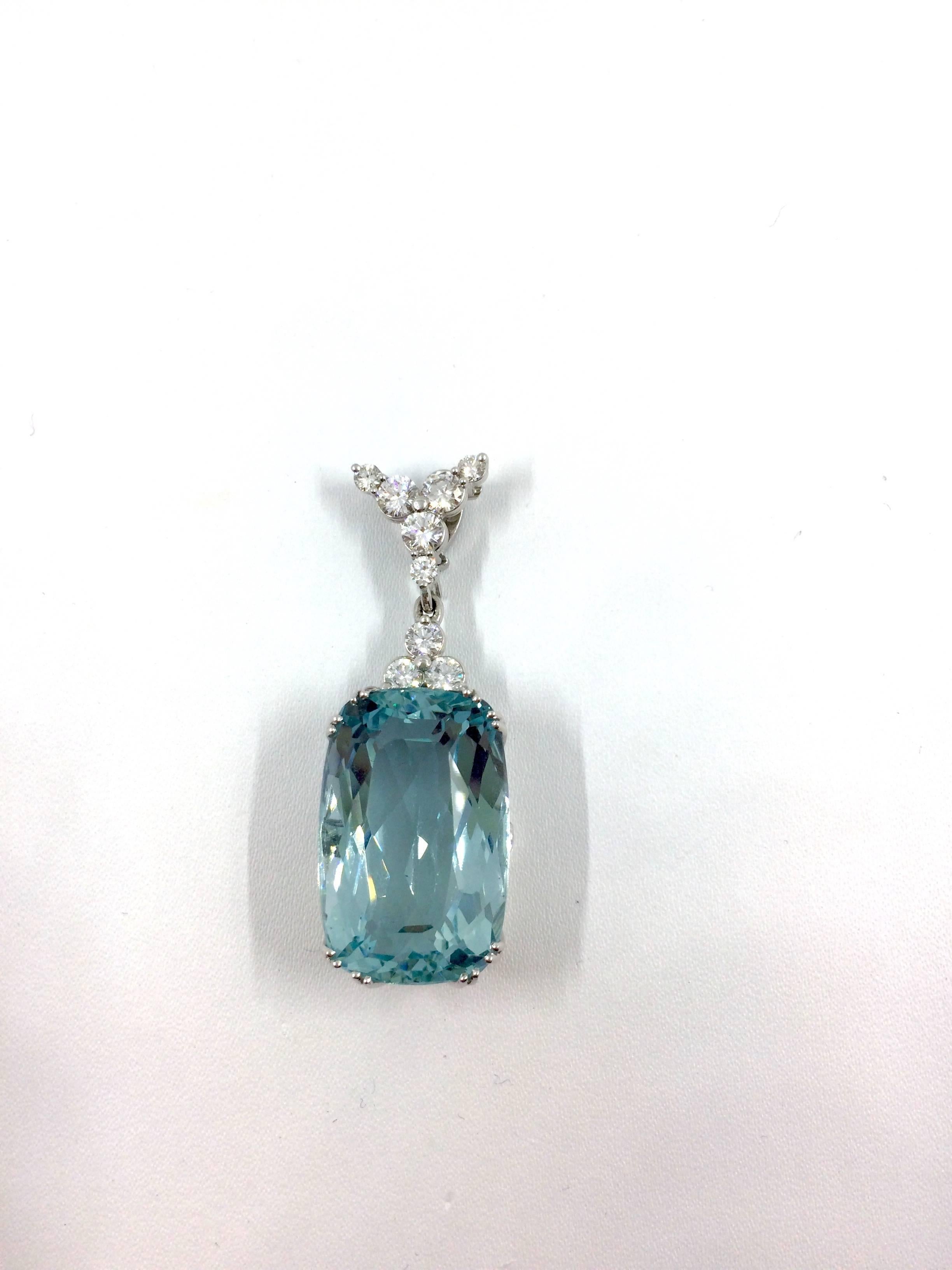 A white gold pendant set with an exceptional Aquamarine origin Santa Maria mine Brazil.
9 brilliant cut diamonds are setted above the aquamarine. The bail is open.
This pendant is a G.MINNER unique creation entirely handmade.
Total Diamonds