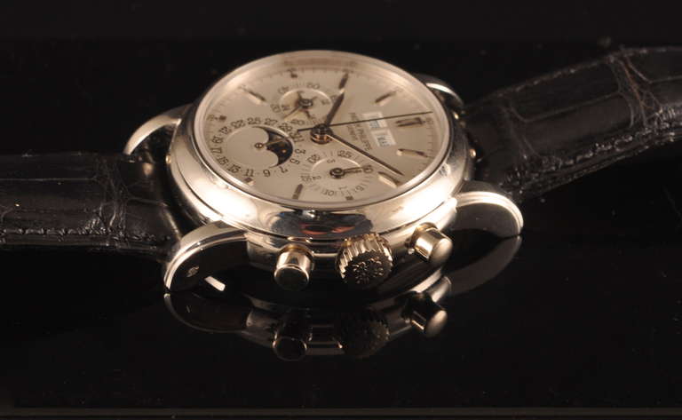 Patek Philippe Platinum Perpetual Calendar Wristwatch Ref 3970P circa 1990 In Excellent Condition For Sale In Paris, FR