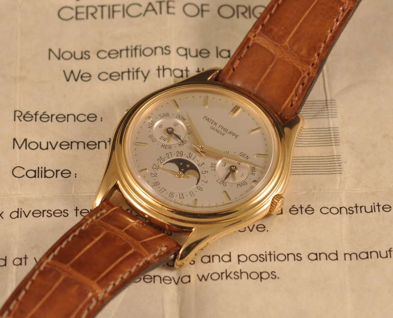 Armbanduhr mit ewigem Kalender von Patek Philippe, 18 Karat Gelbgold, mit einem seltenen Zifferblatt der ersten Serie mit versenkten Hilfszifferblättern. 

Begleitet von der Originalverpackung und dem Zertifikat.