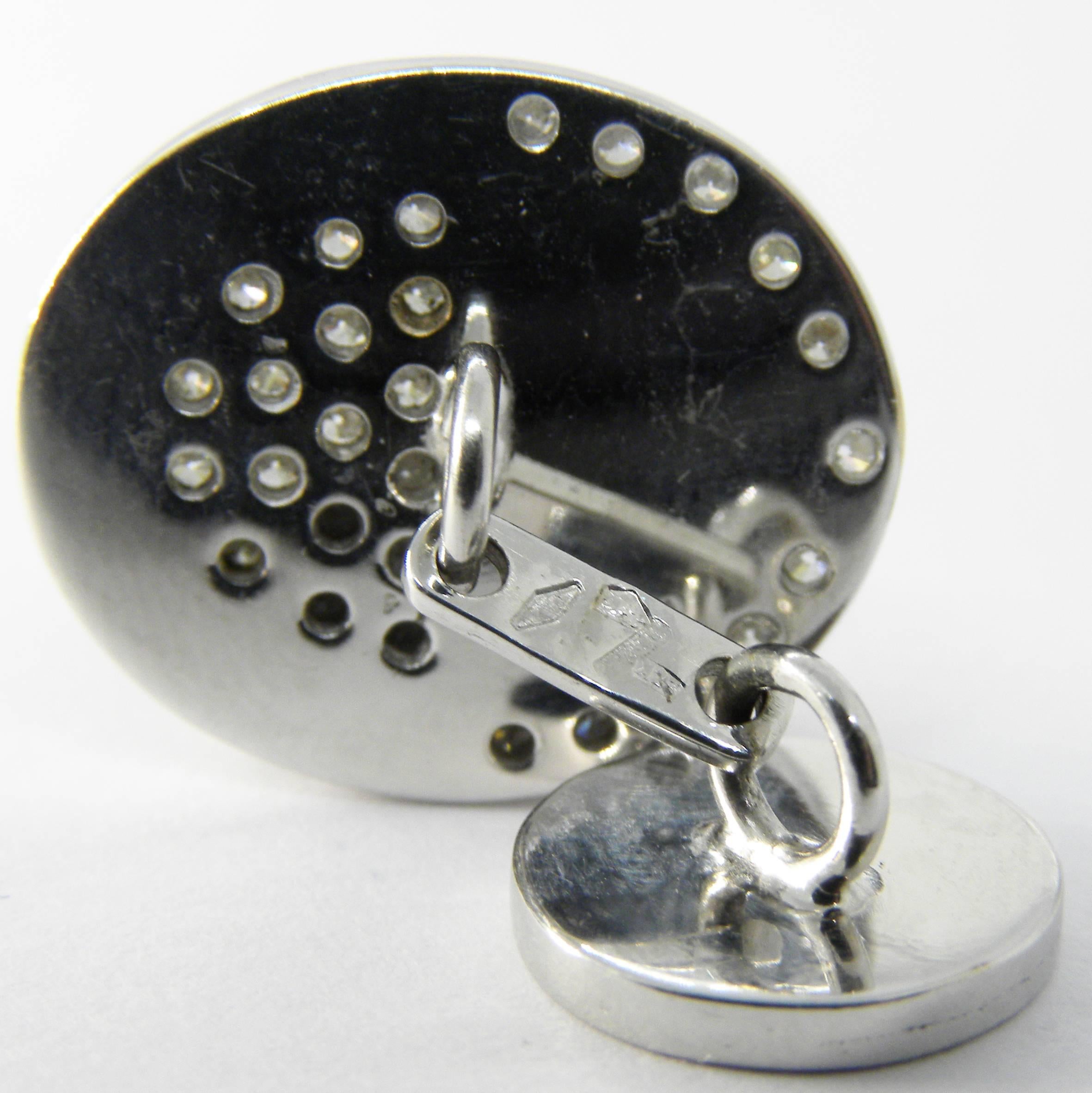 Gemelli in oro bianco con diamante bianco e nero smaltato a mano a forma ovale Berca in vendita 1