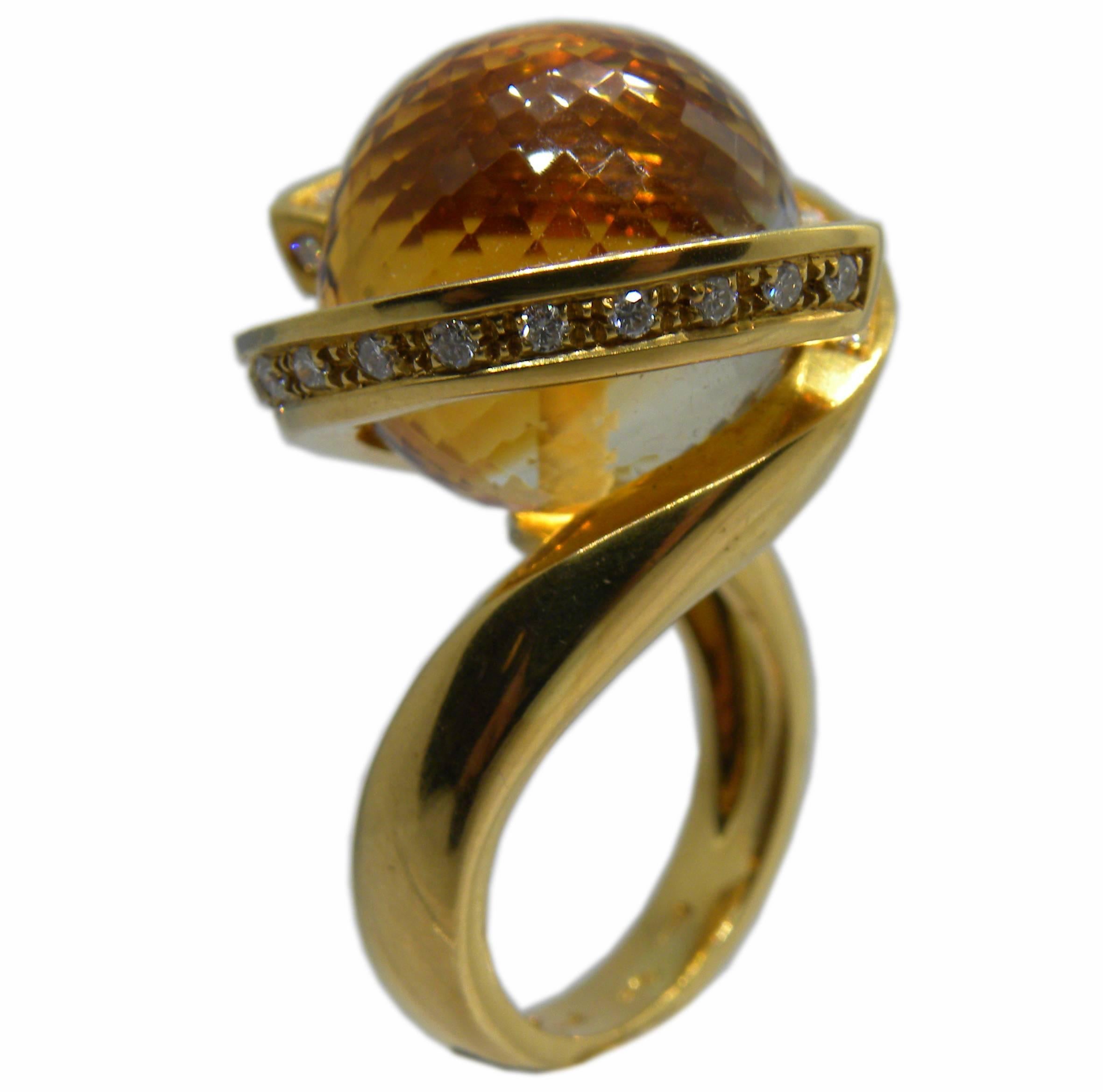 Helix-Ring aus Gelbgold mit 25,70 Karat Citrin, Quarz und weißem Diamant (Zeitgenössisch) im Angebot