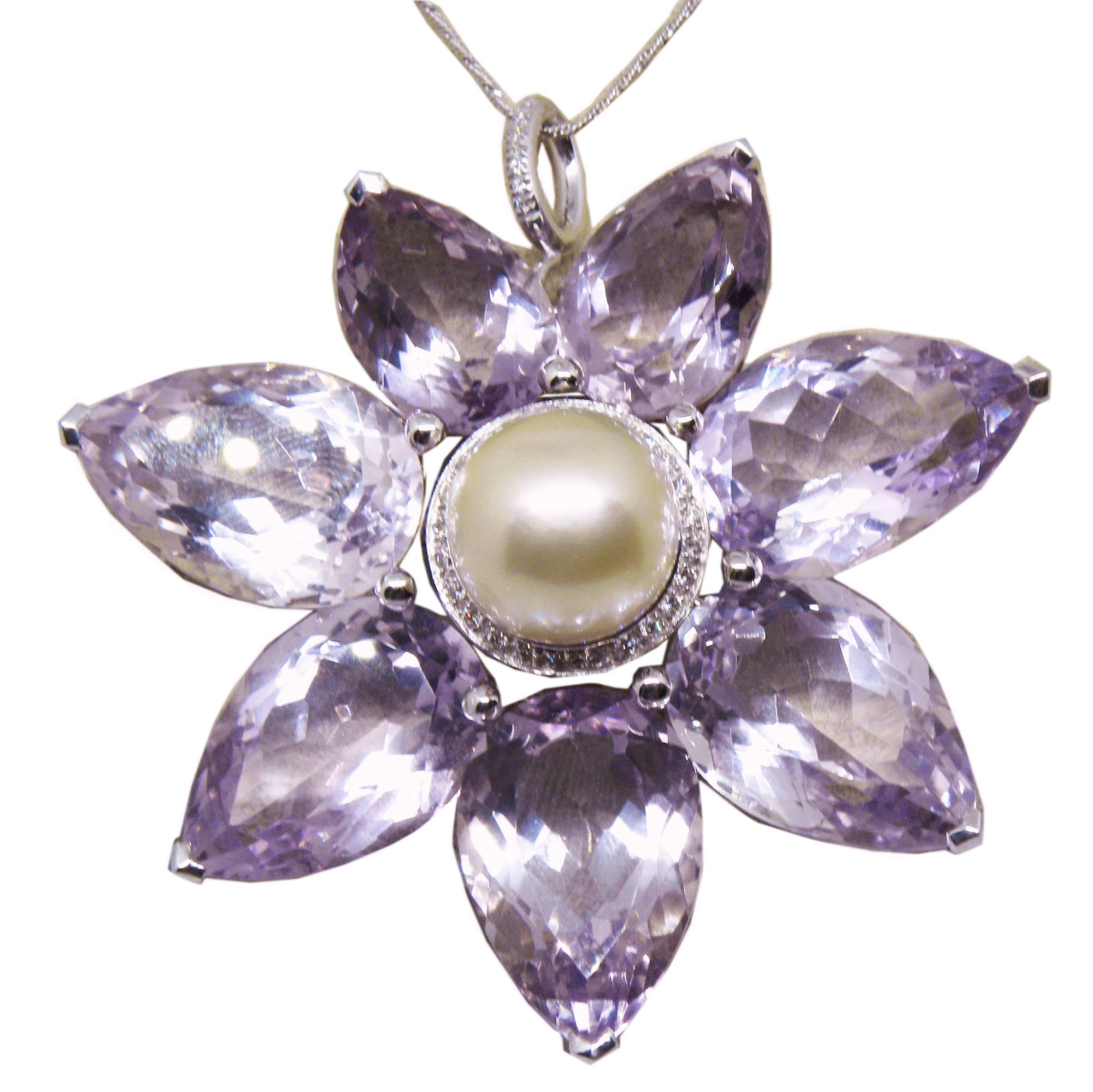 This beautiful brooch created to be worn also as a pendant remembers the timeless Coco Chanel style.
Seven Purple Amethyst drops(124 Carat) and an Australian pearl(2.60 grams, 14.53mm) surrounded by diamonds(0.36 Carat), 18k white gold(27