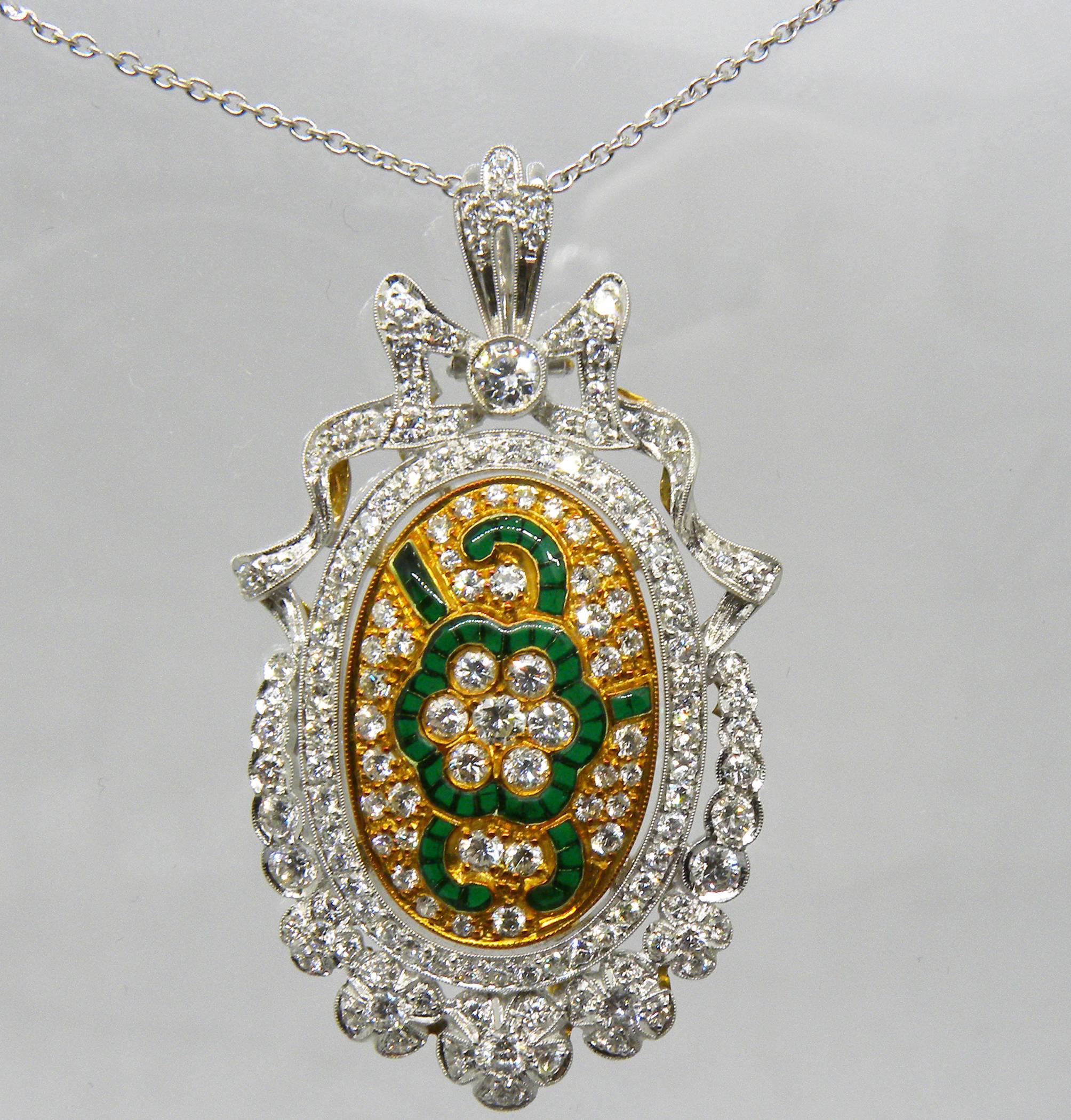 Superbe broche de style Art Nouveau (elle peut également être portée en pendentif) : près de 2 carats de diamant blanc de qualité supérieure (1.98, D-E, IF) combinés à un magnifique émail vert en plique à jour, dans une monture en or blanc et jaune