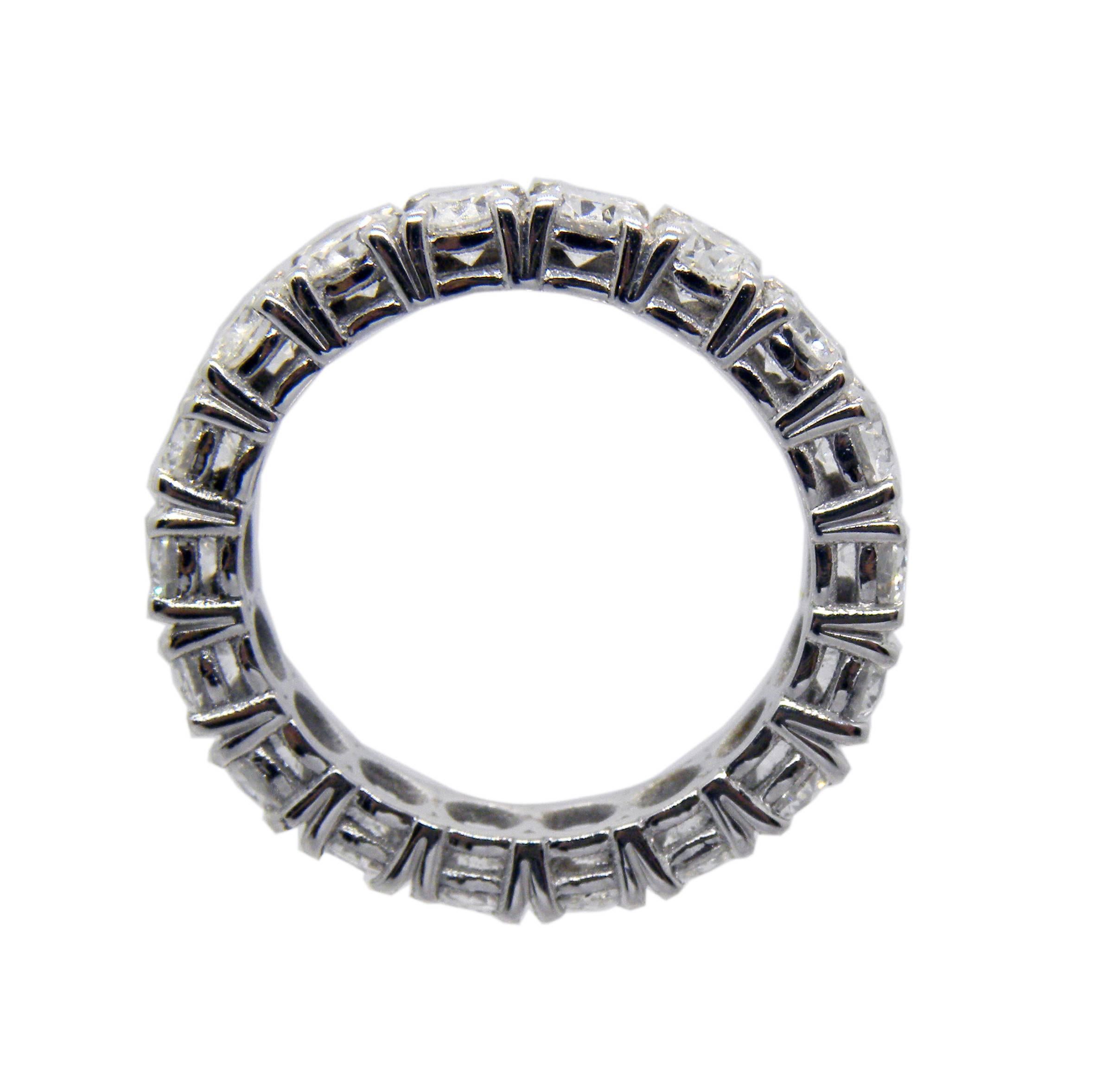Eternity-Ring aus Weigold mit 2,70 Karat weiem Diamant im Brillantschliff von Berca im Angebot 2