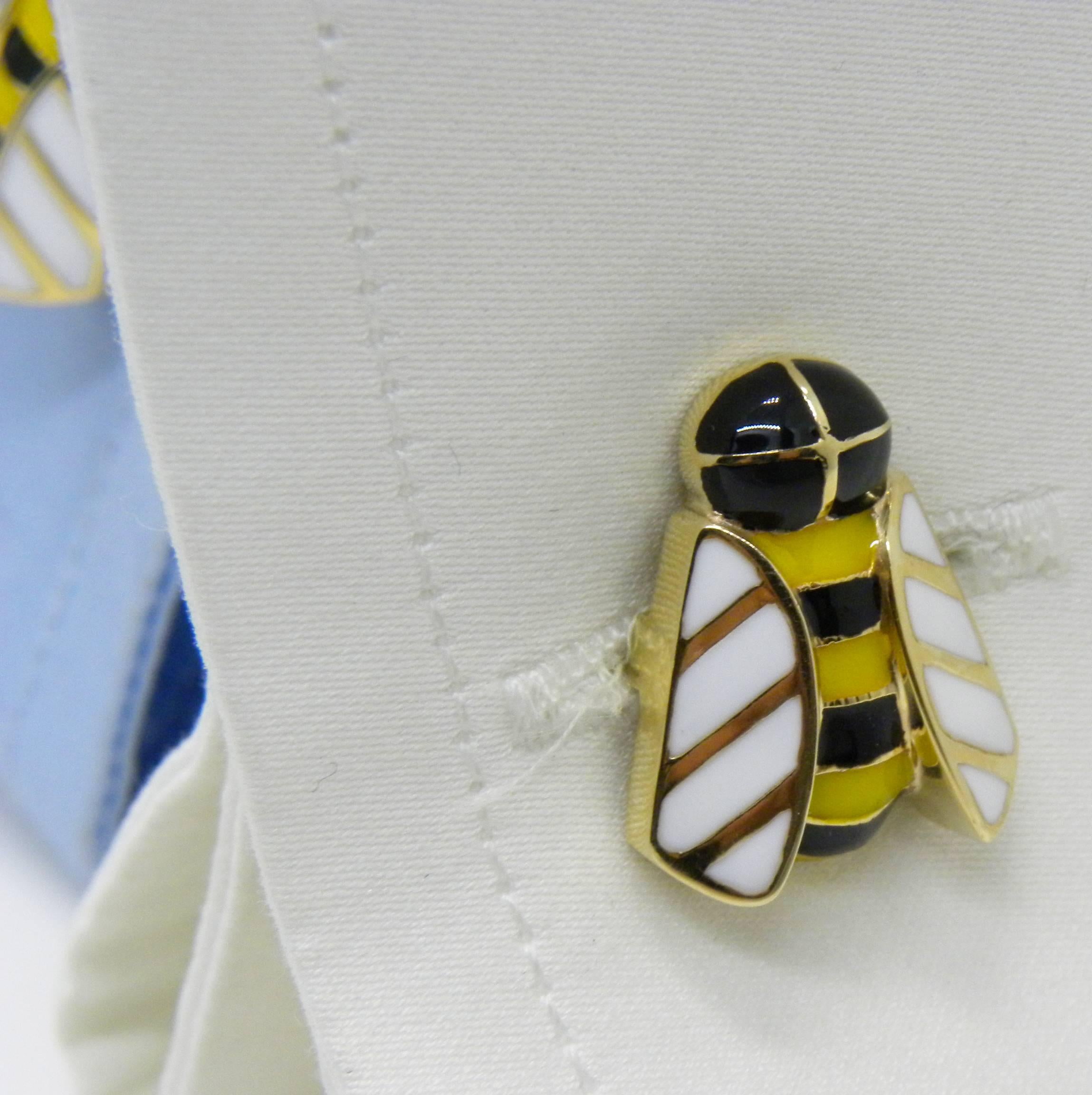 Boutons de manchette en or jaune Berca en forme d'abeille émaillée en agate blanche naturelle avec dos en bâton en vente 1