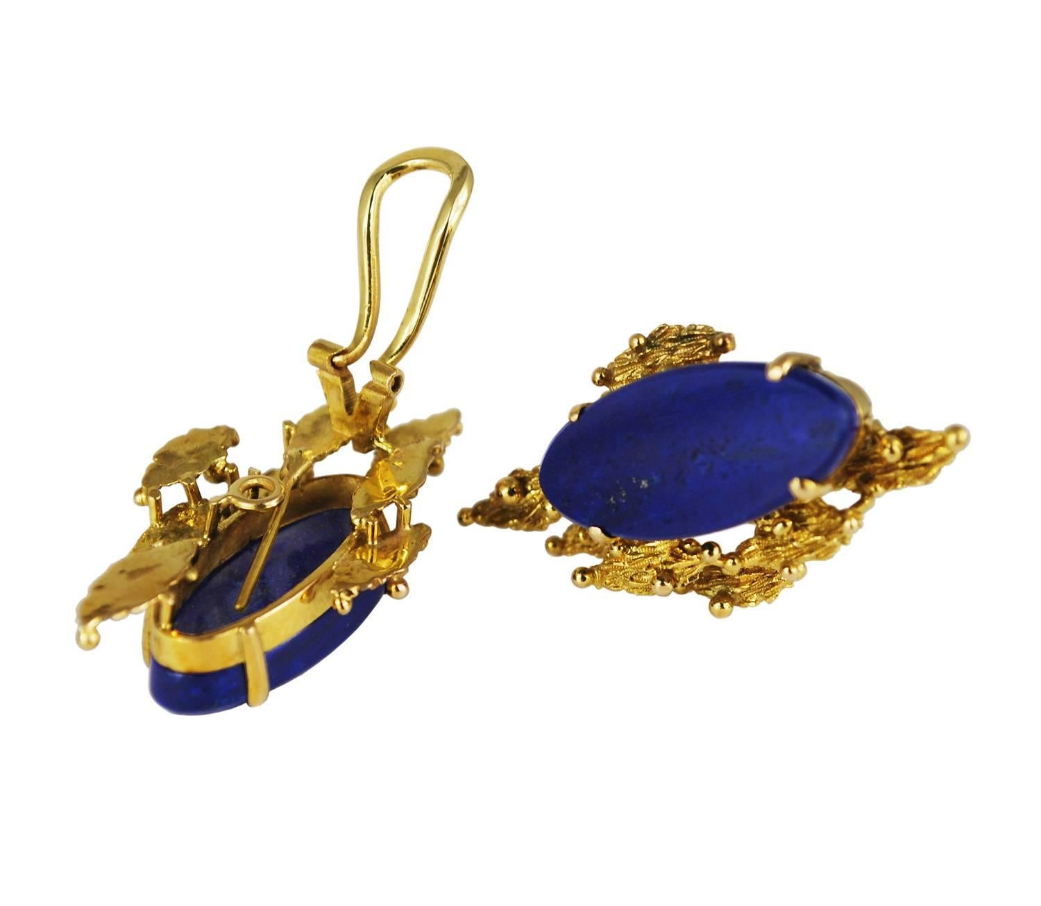 Taille simple Ensemble de boucles d'oreilles pendantes en or 14 carats et lapis abstrait moderniste, circa 1970 en vente