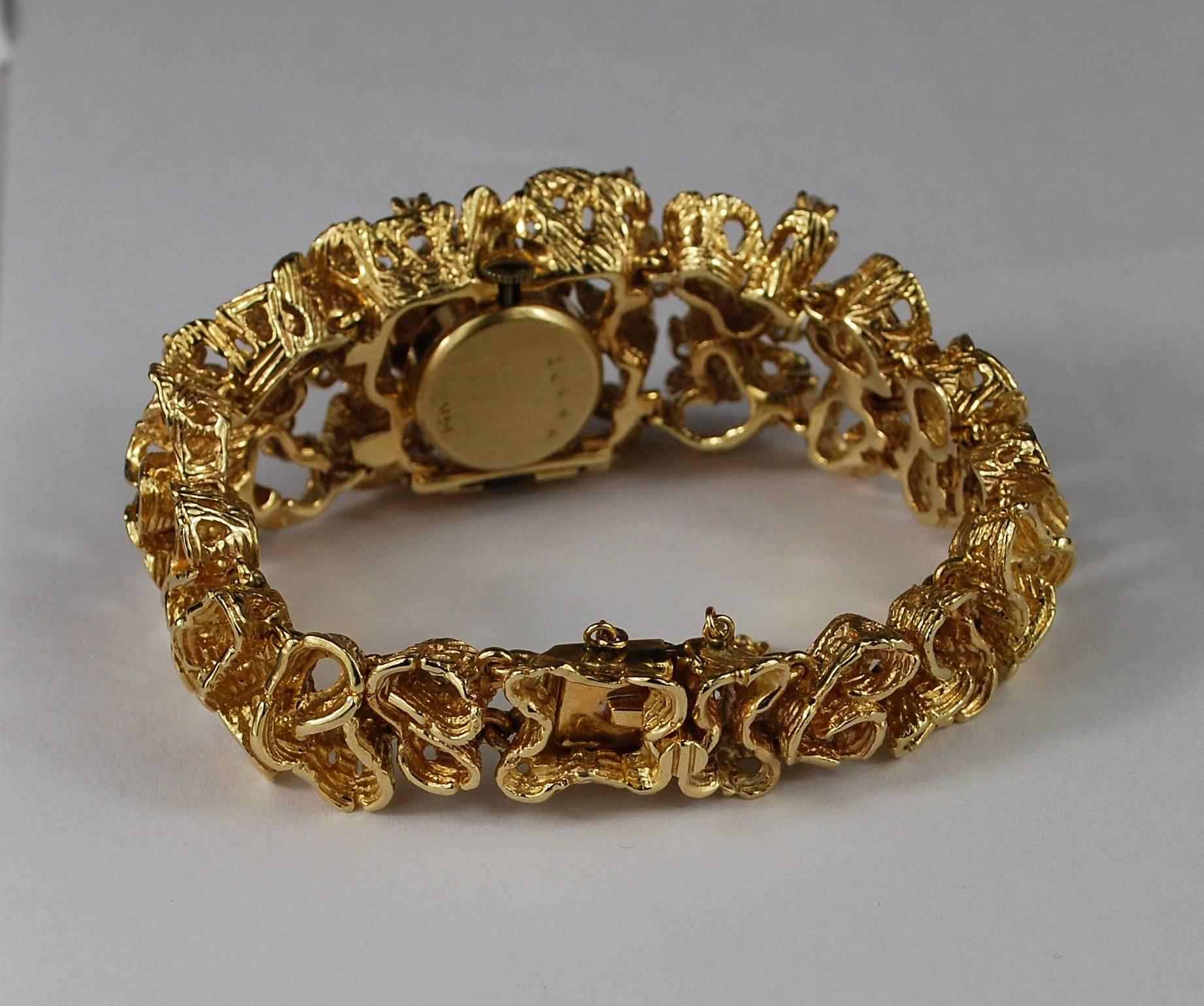 Moderniste Montre cachée moderniste en or jaune 14 carats avec bracelet en diamants  vers 1960 en vente
