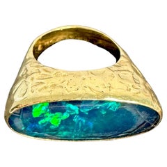 Ed Wiener Anillo de oro martillado de 18 quilates con ópalo azul de Gren Cocktail Modernista