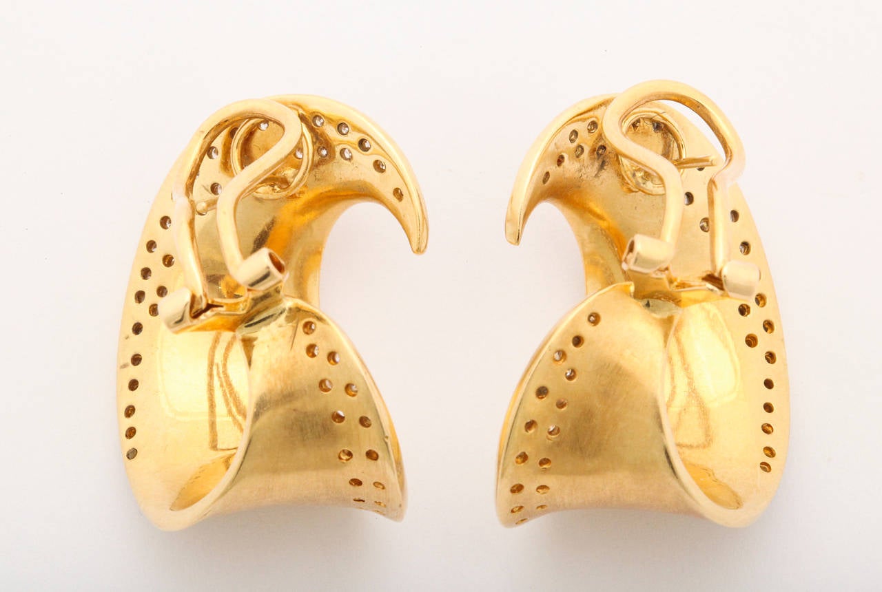 1980s Diamond Gold Swirl Earrings In Excellent Condition For Sale In New York , NY