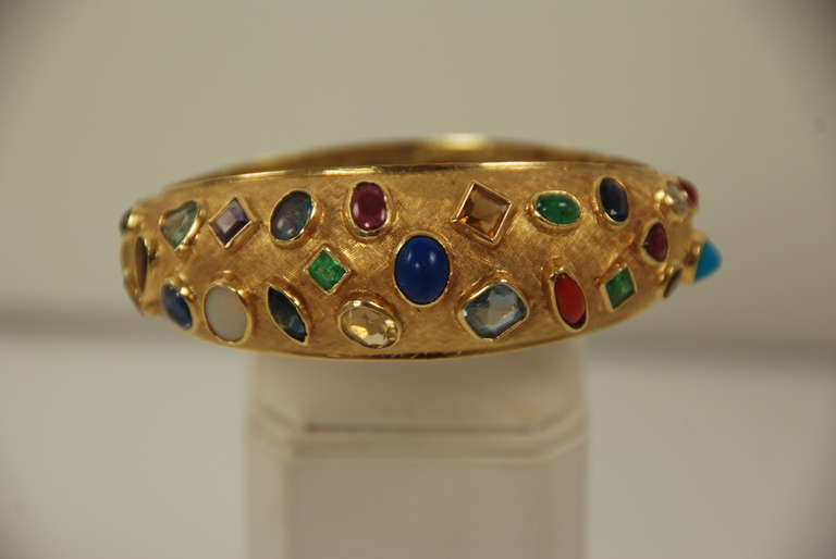 Mid Century Multi Gem Stone Gold Bangle Bracelet In Excellent Condition In New York , NY