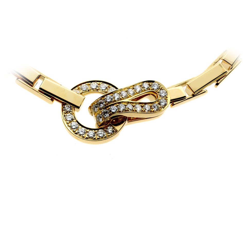 Ein fabelhaftes, authentisches Cartier Agrafe Collier, besetzt mit den feinsten runden Cartier Brillanten, die die Schließe in einen Blickfang verwandeln, gefasst in 18k Gelbgold.

Länge: 16 1/2 Zoll
Abmessungen: 0.21″ Inches breit nach bis zu