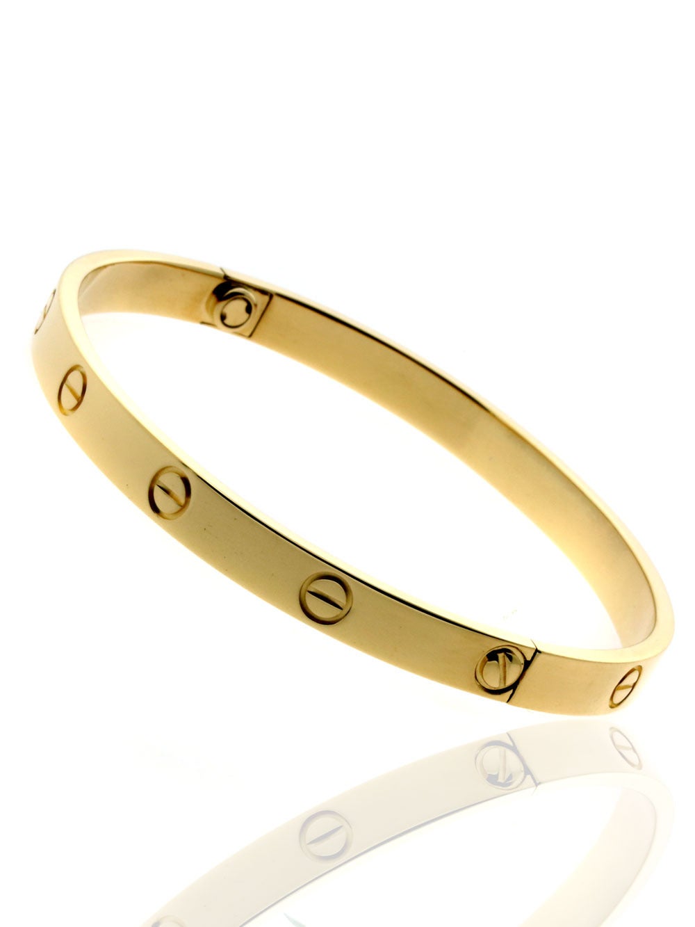 Abgesehen von den Eheringen gibt es vielleicht kein anderes Symbol für eine romantische Bindung, das so leicht zu erkennen ist wie ein Cartier Love-Armband. Diese schnörkellosen und eleganten Schmuckstücke erlangten in den 1970er Jahren große