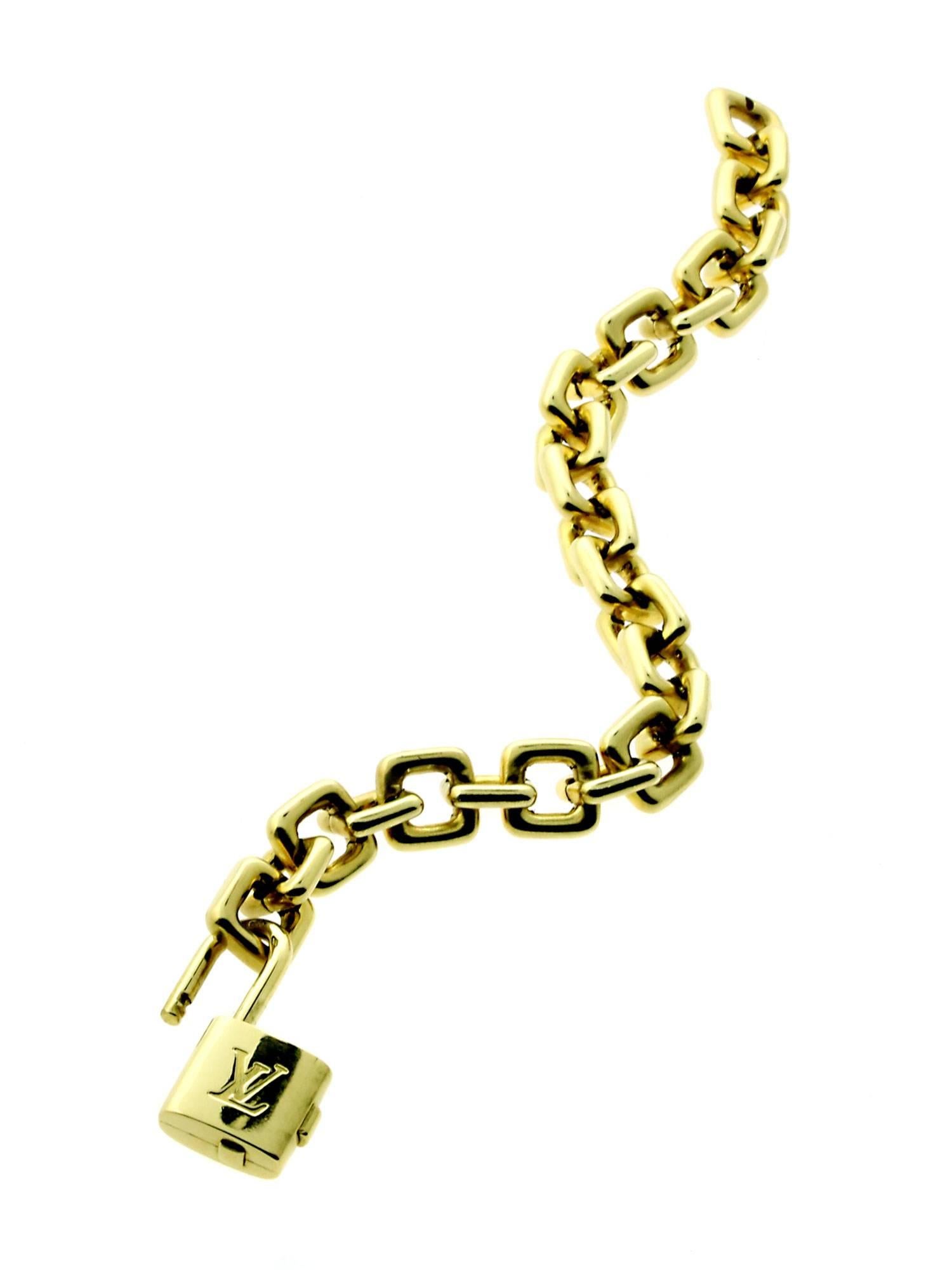 An authentic Louis Vuitton Padlock charm bracelet in 18k yellow gold featuring a functional padlock.

Length: 6 3/4″ Adjustable

Inventory ID: 0000183