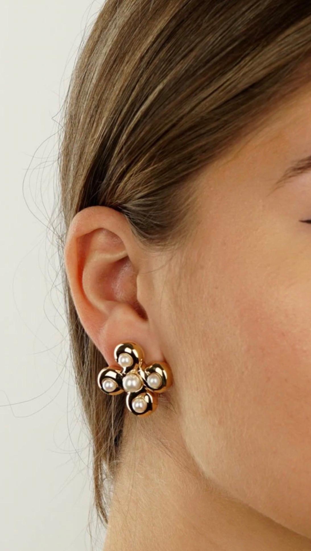 Ein wunderschönes Paar authentischer Chanel-Ohrringe mit weißen Perlen, gefasst in 18 Karat Gelbgold.

Abmessungen: 28mm breit (1.10″)

Bestandsverzeichnis-ID: 0000031