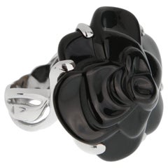 Anello da cocktail Chanel Camelia Large in onice e oro bianco 18 carati, misura 5 1/2