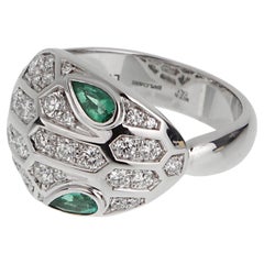 Anello Bvlgari Serpenti Seduttori con smeraldi e diamanti in oro bianco, misura 6 1/2