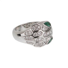 Anello Bvlgari Serpenti Seduttori con smeraldi e diamanti in oro bianco, misura 6 1/2