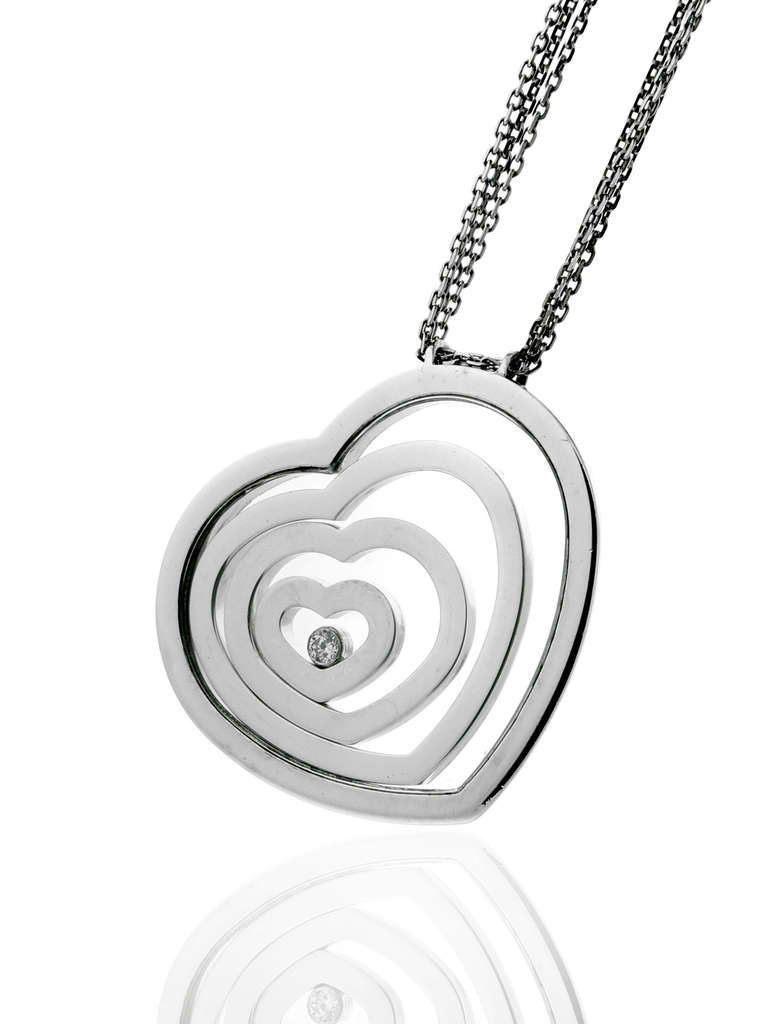 Eine prächtige authentische Chopard-Halskette aus der weltberühmten Happy-Diamonds-Kollektion mit Herzen, die mit einem runden Diamanten im Brillantschliff in 18 Karat Weißgold verziert sind.

Länge Halskette: 23 1/2″
Abmessungen des Anhängers: