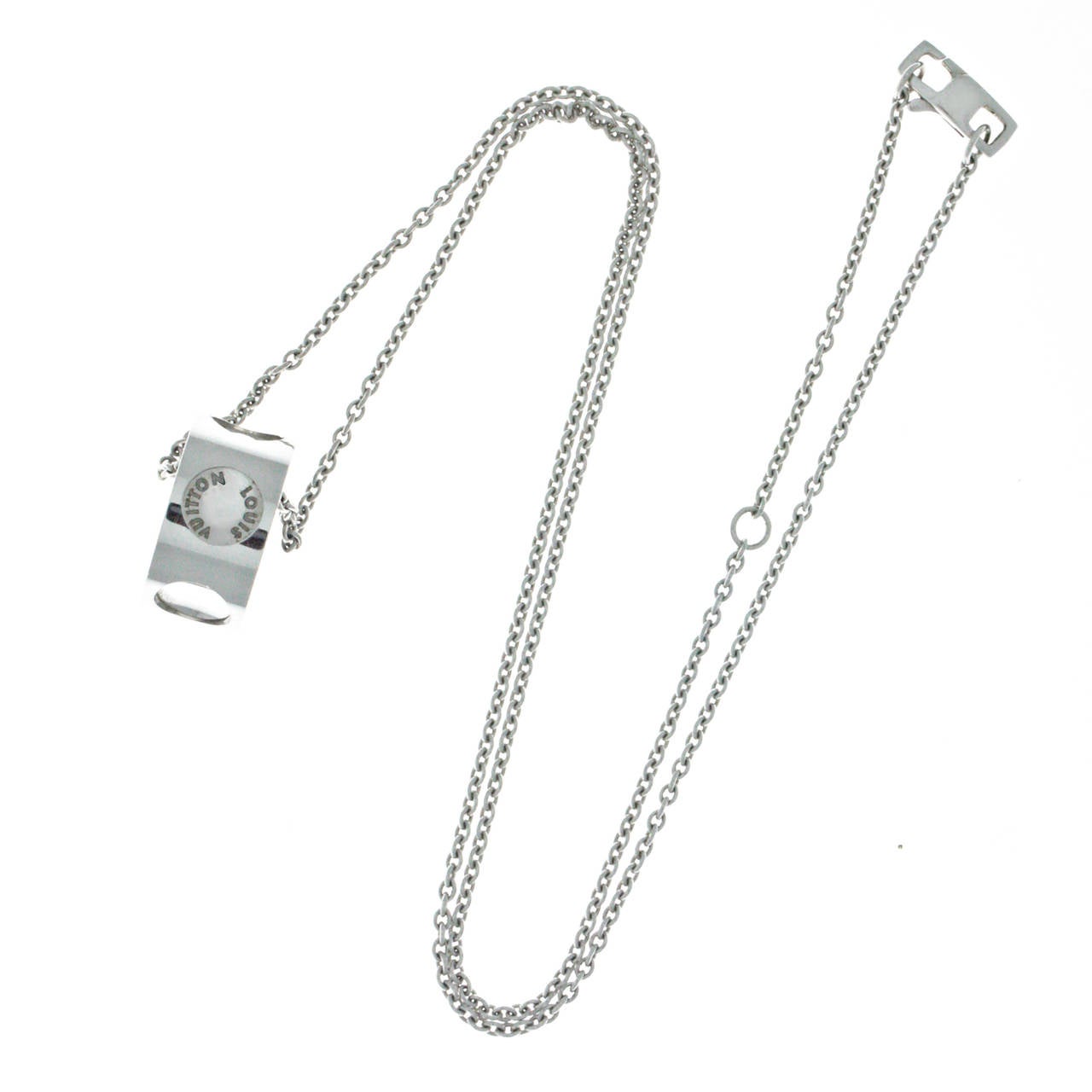 Timeless style meets contemporary luxury in this 18k White Gold Empreinte Necklace from Louis Vuitton. The 17″ Necklace length makes it the perfect size for a wide variety of dresses, blouses, and other fine fashion, while the unmistakable Louis