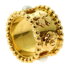 Chanel Bague perle camélia en or jaune