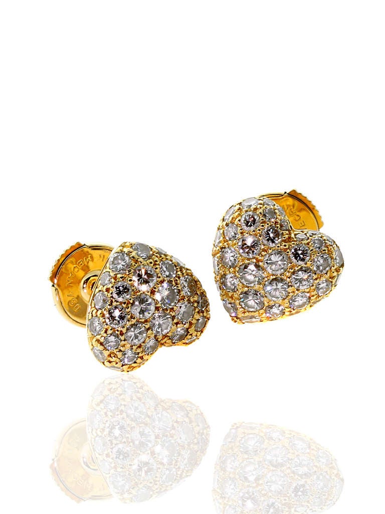 A chic pair of authentic Cartier heart earrings set with 1.5cts appx of finest Cartier round brilliant cut diamonds in 18k yellow gold.

Dimensions: .39″ inches in diameter
Inventory ID: 0000076

