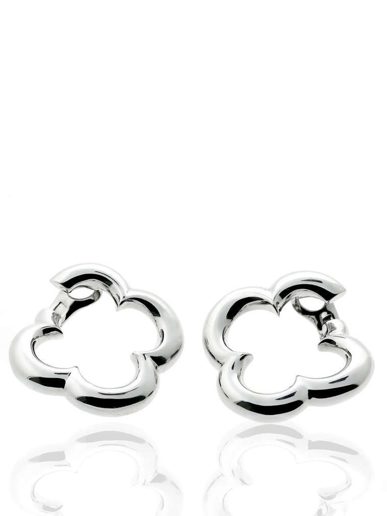 Une fabuleuse paire d'authentiques boucles d'oreilles Van Cleef & Arpels représentant le motif iconique de l'Alhambra, serties en or blanc 18 carats. On dit que ce symbole représente la chance, la santé, la fortune et l'amour.

Dimensions : 1.49″