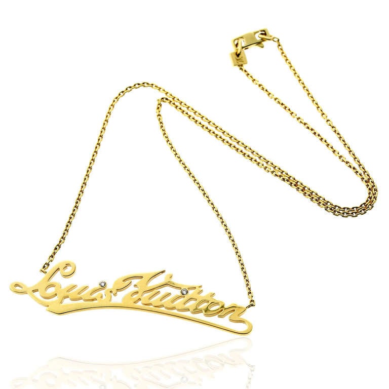 An ideal necklace should both attract admiring glances and cohesively complement the rest of one’s ensemble – and this 18k Yellow Gold Signature Necklace from Louis Vuitton does both of those things with indomitable style! Presenting 2 VVS1 E-F