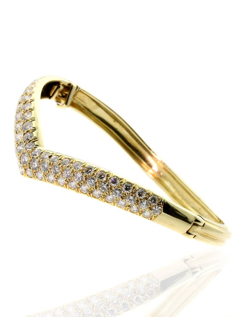 A fabulous authentic vintage Van Cleef & Arpels bracelet studded with 68 of the finest Van Cleef & Arpels round brilliant cut diamonds (6.5ct appx) set in 18k yellow gold.

Bracelet Size: 7.50″ Wrist

Inventory ID: 0000207