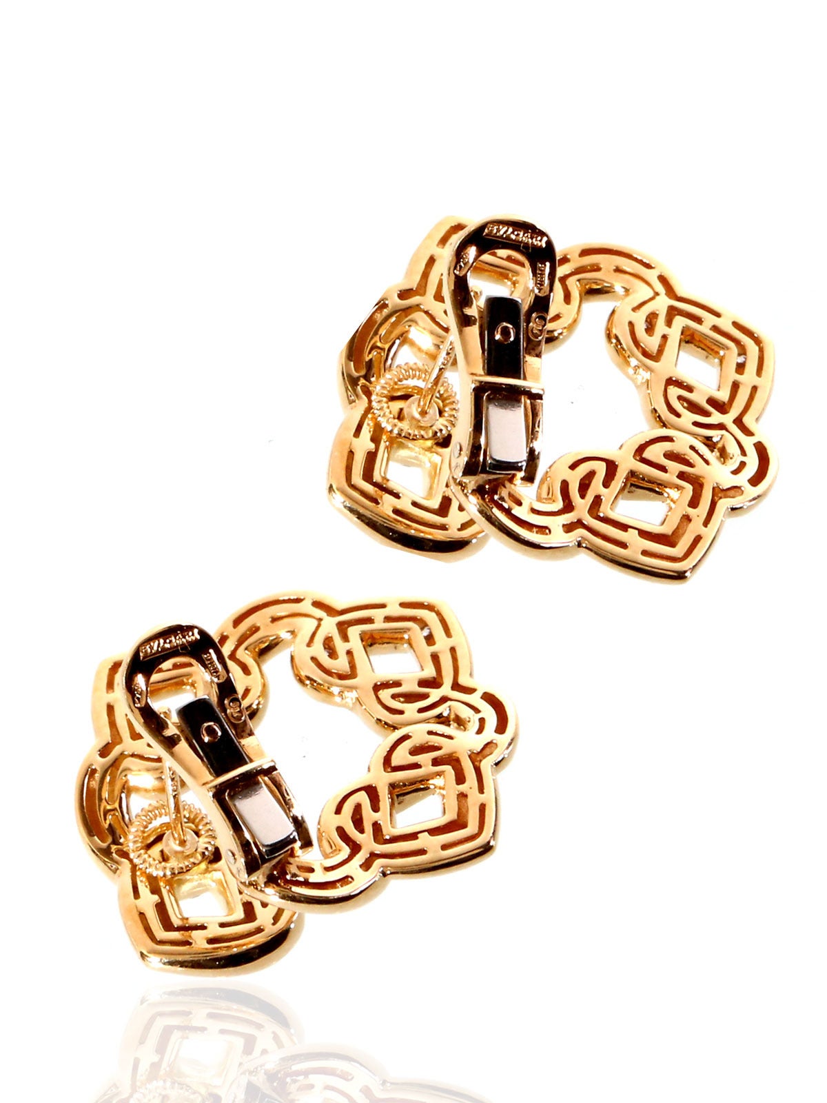 A fabulous pair of authentic Bulgari yellow gold earrings adorned with 24 of finest Vs quality round brilliant cut diamonds. Classy and versatile enough to dress up virtually any ensemble.

Dimensions: 28mm Wide (1.10″ Inches)

Inventory ID: