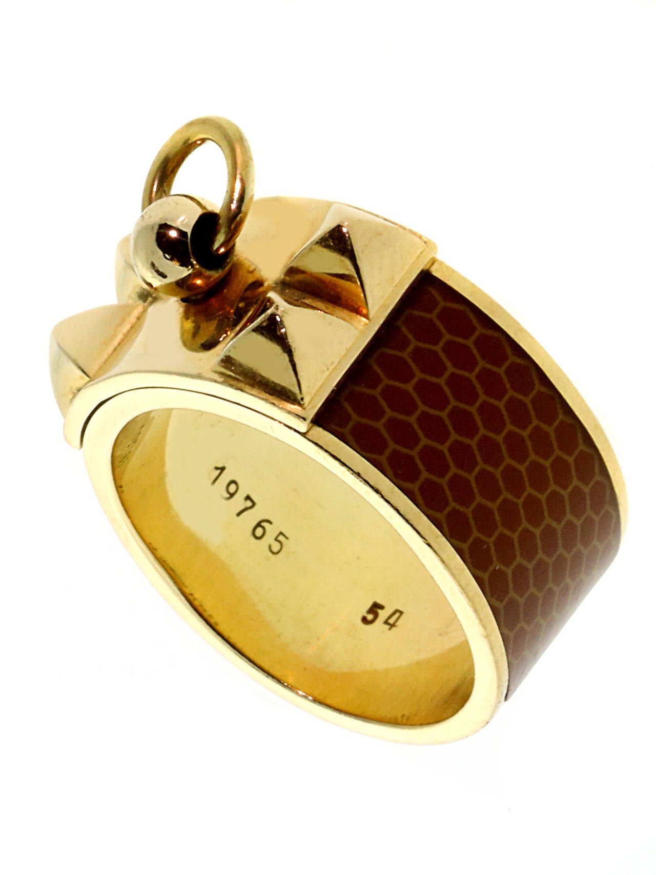 A fabulous authentic Hermes by the iconic Collier De Chien Collection crafted in 18k yellow gold, and touched with a classic brown enamel honeycomb pattern. 

Size: EU 54 / US 7
Dimensions: .41″ wide

Inventory ID: 0000273