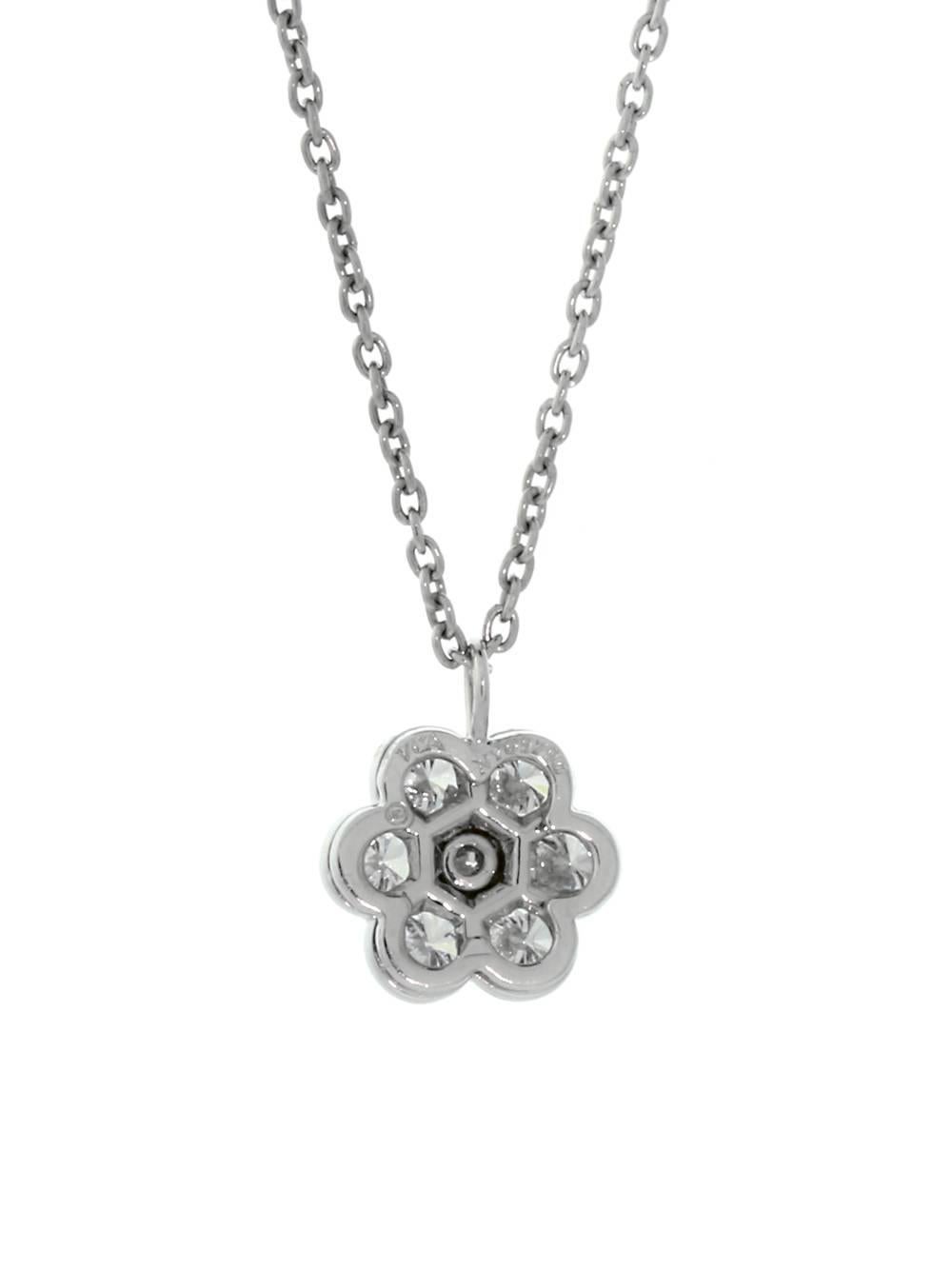 Van Cleef & Arpels Diamond Flower Necklace will let you exhibit your whimsical side. With an 18-inch chain, the necklace flatters your neckline since it drapes to the middle of your chest. Because of the jewelry item’s subtle inclusion of seven