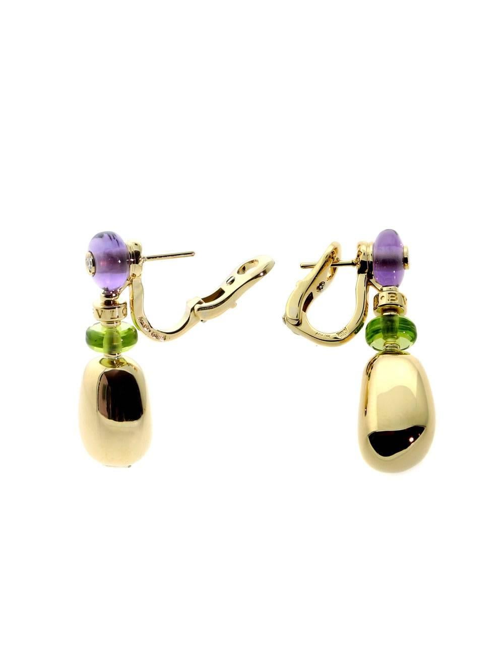 Ein fabelhaftes Paar authentischer Bulgari's Mediterranean Eden Amethyst und Peridot Ohrringe in 18 Karat Gelbgold gefasst und mit 2 runden Diamanten im Brillantschliff im Amethysten geschmückt.

Abmessungen: 0,47 Zoll breit und 1,41 Zoll