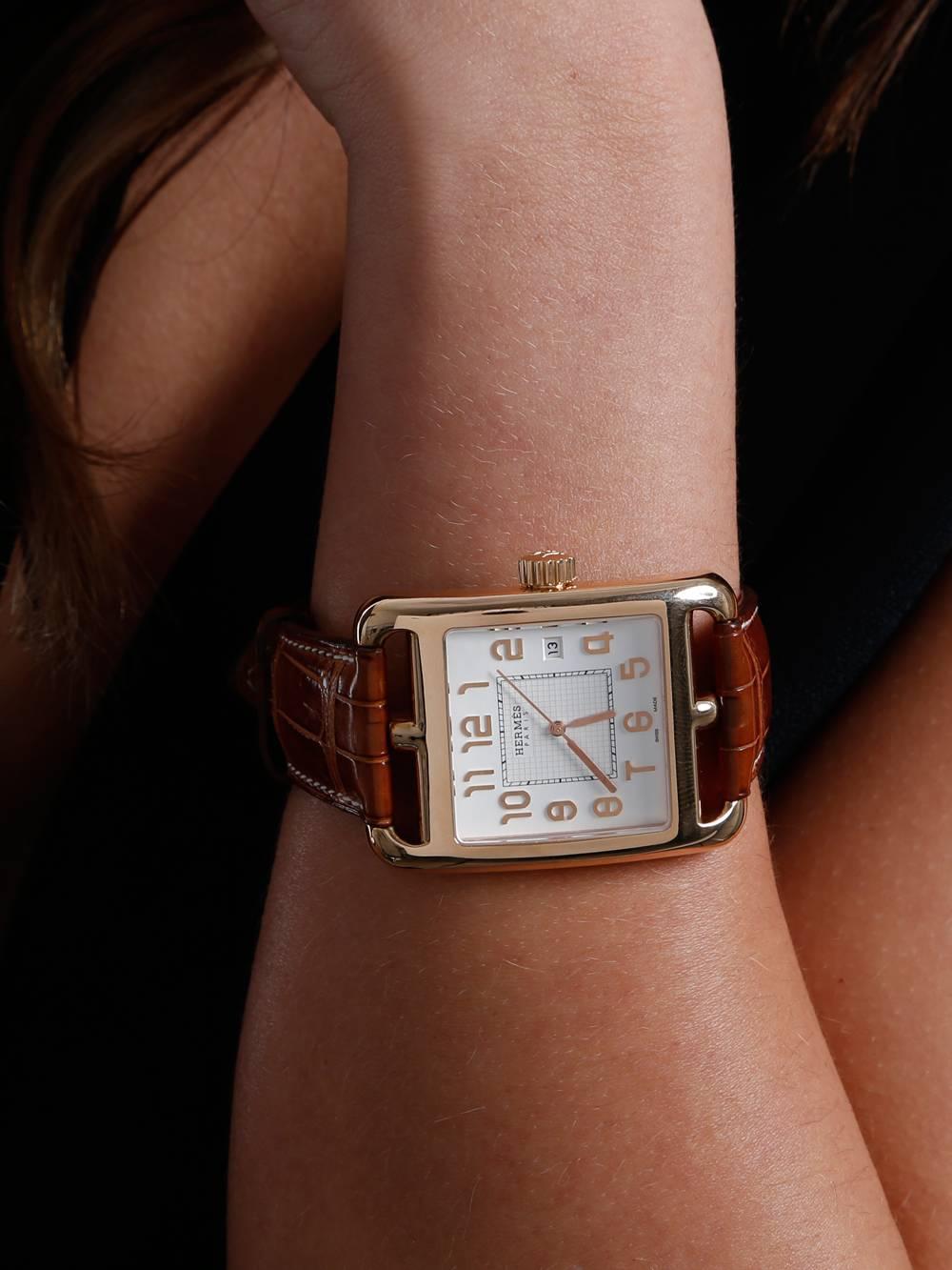 Practicality and style join forces in this 18-karat gold watch. The tortoiseshell brown hued band gives the timepiece a refined appearance while the inclusion of rose gold delivers a contemporary touch. Meticulous stitching in a shade of light tan