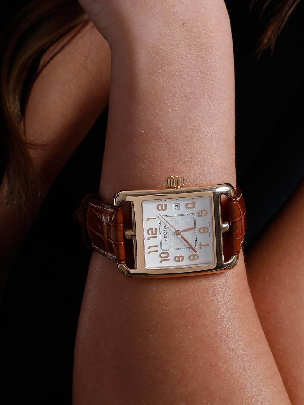 Diese Uhr aus 18 Karat Gold vereint Funktionalität und Stil. Das schildpattbraune Band verleiht dem Zeitmesser ein raffiniertes Aussehen:: während die Verwendung von Roségold einen modernen Touch verleiht. Sorgfältige Nähte in einem hellen Bräuneton
