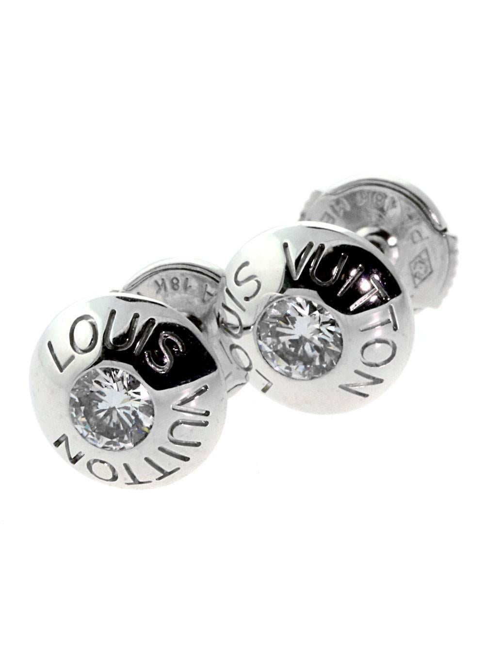 A chic pair of authentic Louis Vuitton diamond earrings crafted in 18k white gold featuring 2 round brilliant cut diamonds.

Diamonds: .30ct total diamond weight
Dimensions: 9MM Wide (.35″ Inches)

Inventory ID: 0000184