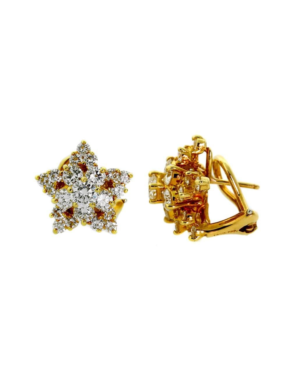Ein fabelhaftes Paar authentische Tiffany & Co Diamant-Stern-Ohrringe in 18k Gelbgold gefertigt und mit den feinsten Tiffany & Co Vs Qualität Diamanten 3cts geschmückt.

Abmessungen: 16mm im Durchmesser (.62″)

Inventar-ID: 0000002