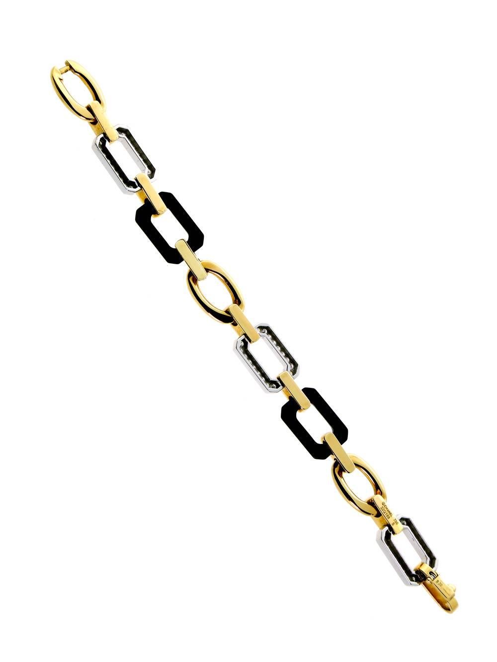 Ein schickes Chanel-Armband aus 18k Gelbgold, Onyx und Diamanten (ca. 1ct) vereinen sich in diesem stilvollen Armband. Das klassische Kettendesign verleiht ihm einen Hauch von Tradition.

Gewicht: 31,2 Gramm
Länge: 7 Zoll
Abmessungen: 12mm breit