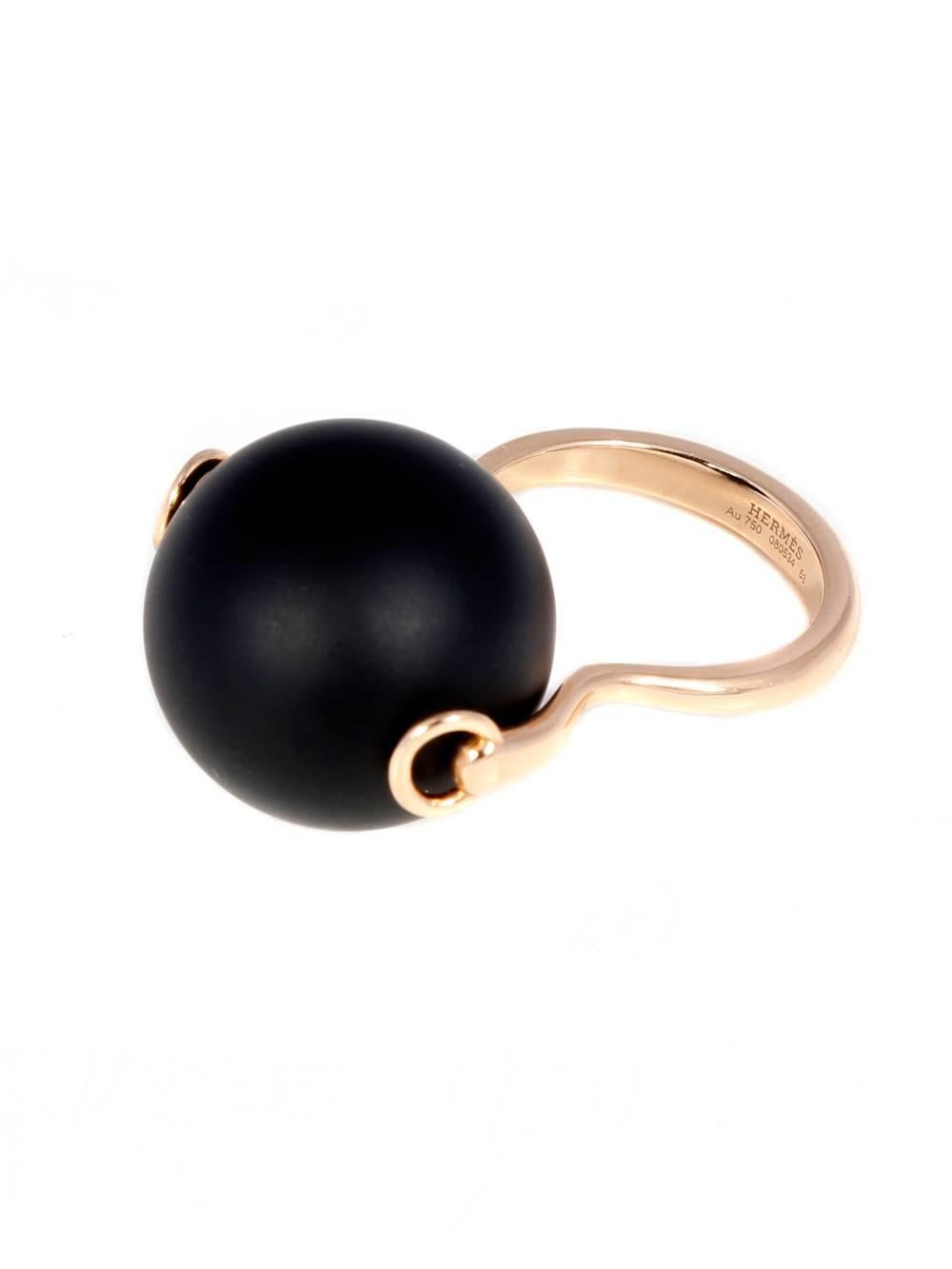 A large matte onyx measuring 18.5mm in is the focal point of this chic Hermes ring crafted in 18k rose gold. The ring features the classic modernist design perfect for everyday.

Size: 53 eu / US 6

Inventory ID: 0000334