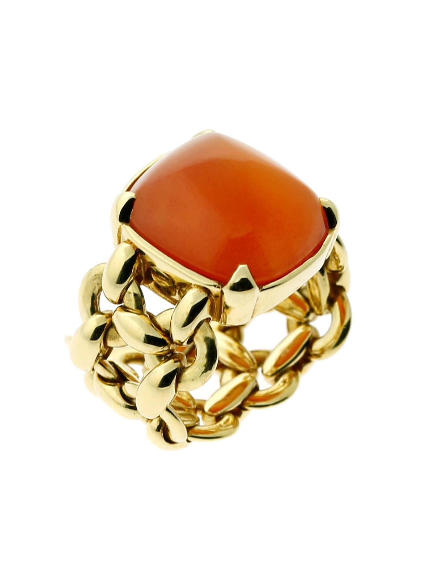A fantastic Hermes chain link design ring in 18k yellow gold featuring a sugar loaf gemstone. The ring has a length of .70" by .59"

Size 5 3/4

Inventory ID: 0000333