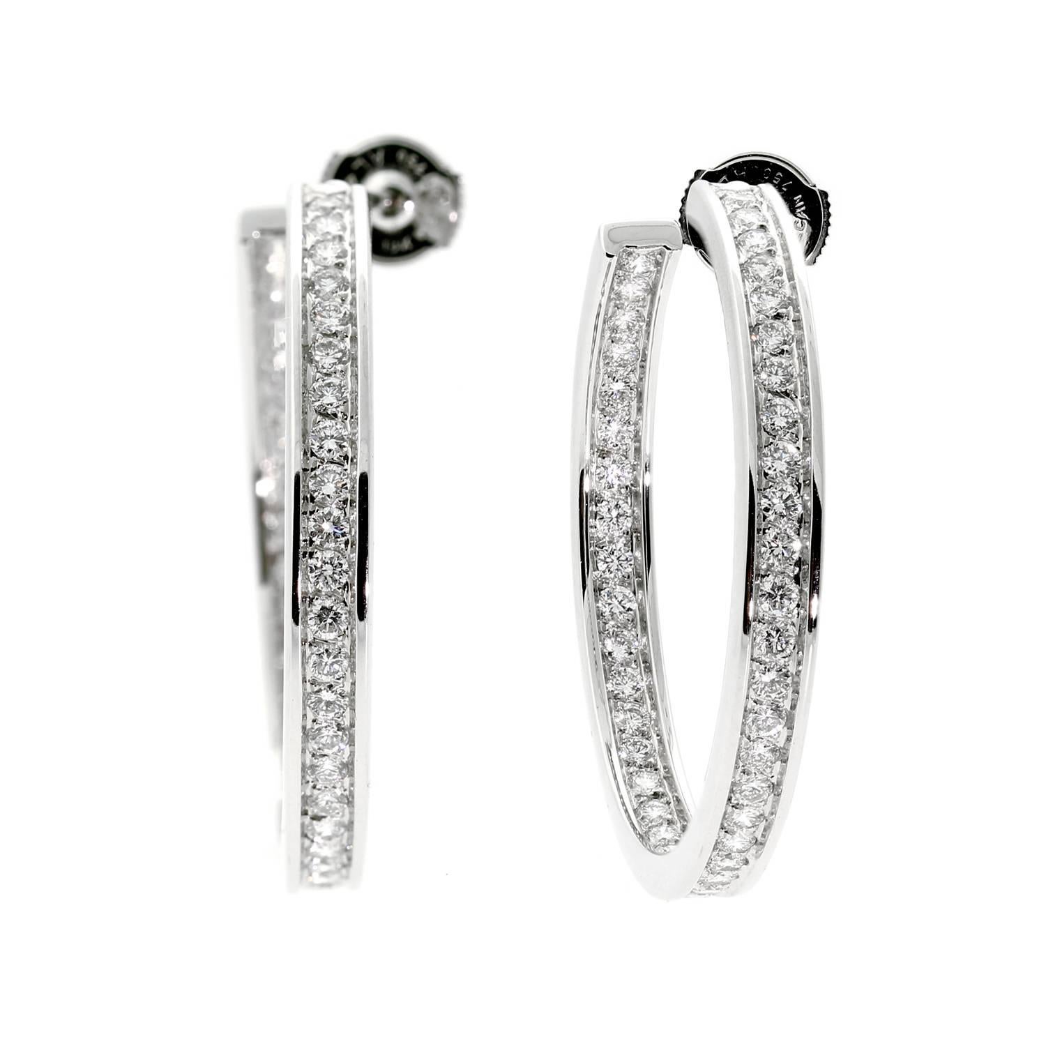 A magnificent pair of Cartier earrings featuring 3ct of the finest round brilliant cut diamonds set in 18k white gold.

1.41
