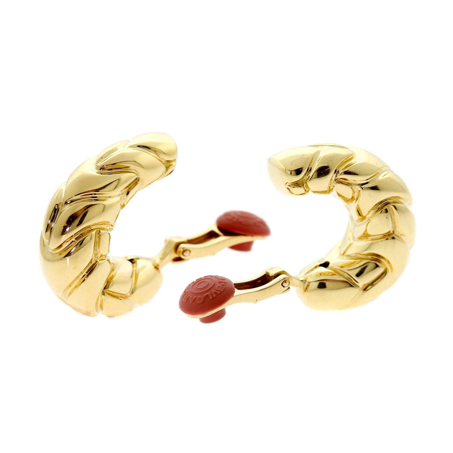 A fabulous pair of authentic Bulgari half hoop 18k yellow gold earrings. 

1.10