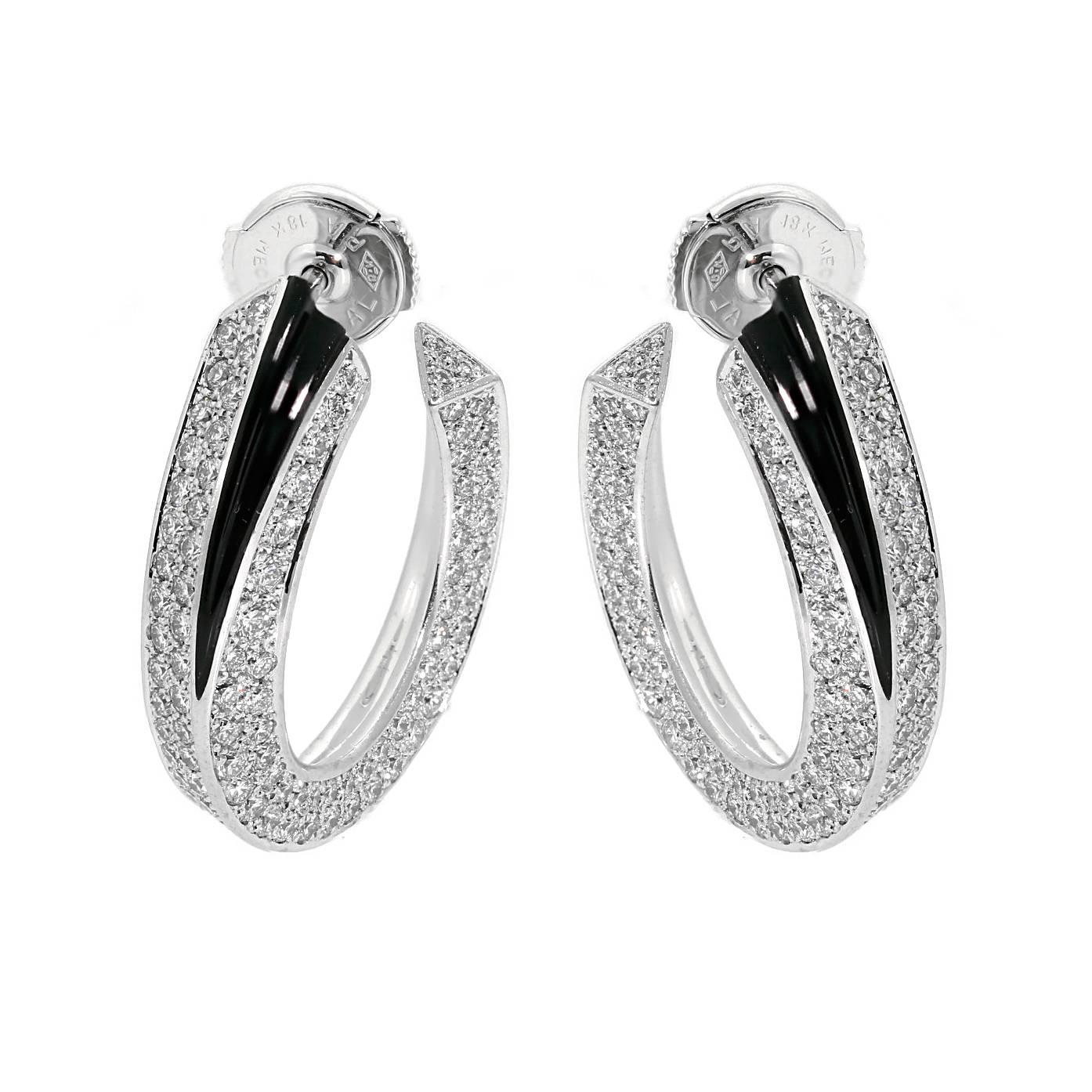 Ein prächtiges Paar Cartier Panthere-Ohrringe, geschmückt mit ca. 5 ct. feinster runder Cartier-Diamanten im Brillantschliff, gefasst in 18 Karat Weißgold.

Ohrring Breite: .25