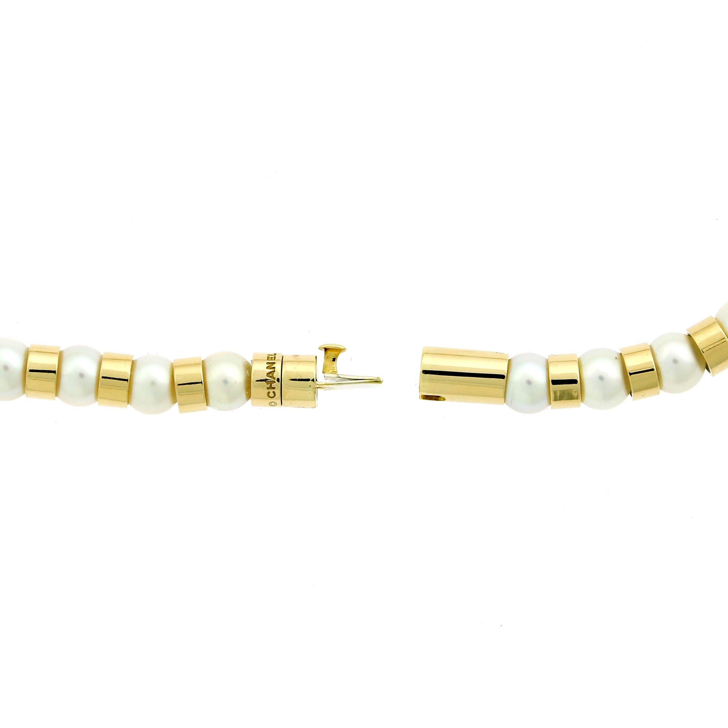 Un fabuleux collier Chanel avec des perles en or jaune 18k contrastant avec des perles. Le collier a une longueur de 15